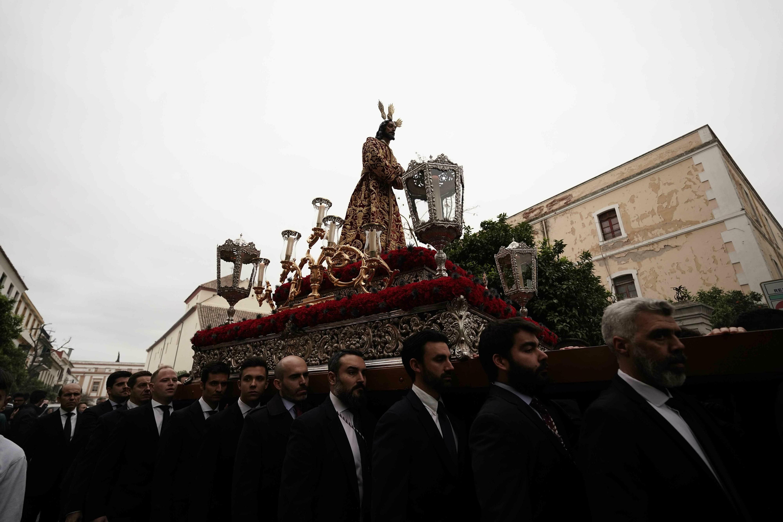 El Vía Crucis de las Cofradías 2020, en fotos