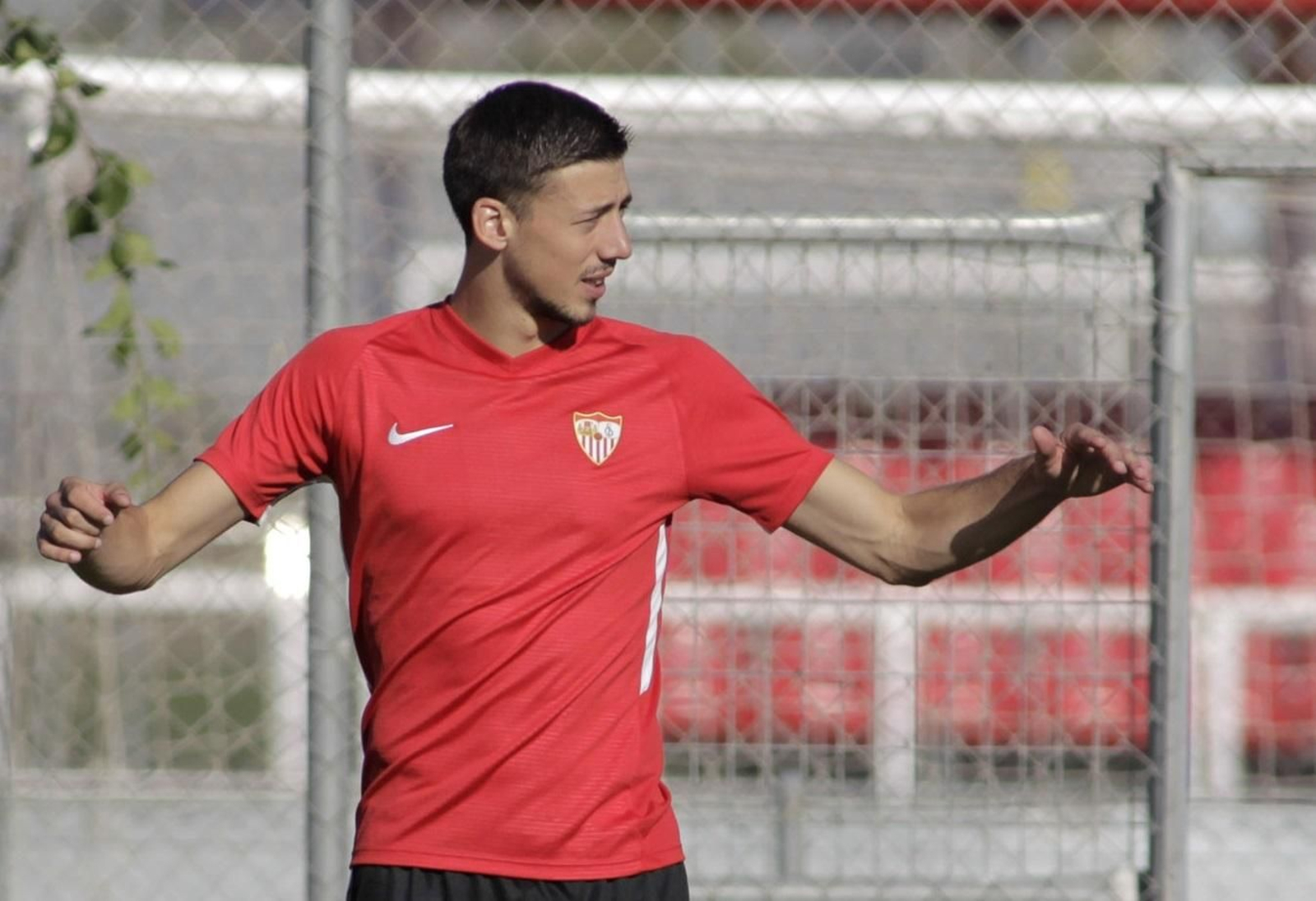 Lenglet se ejercita con la camiseta del Sevilla.