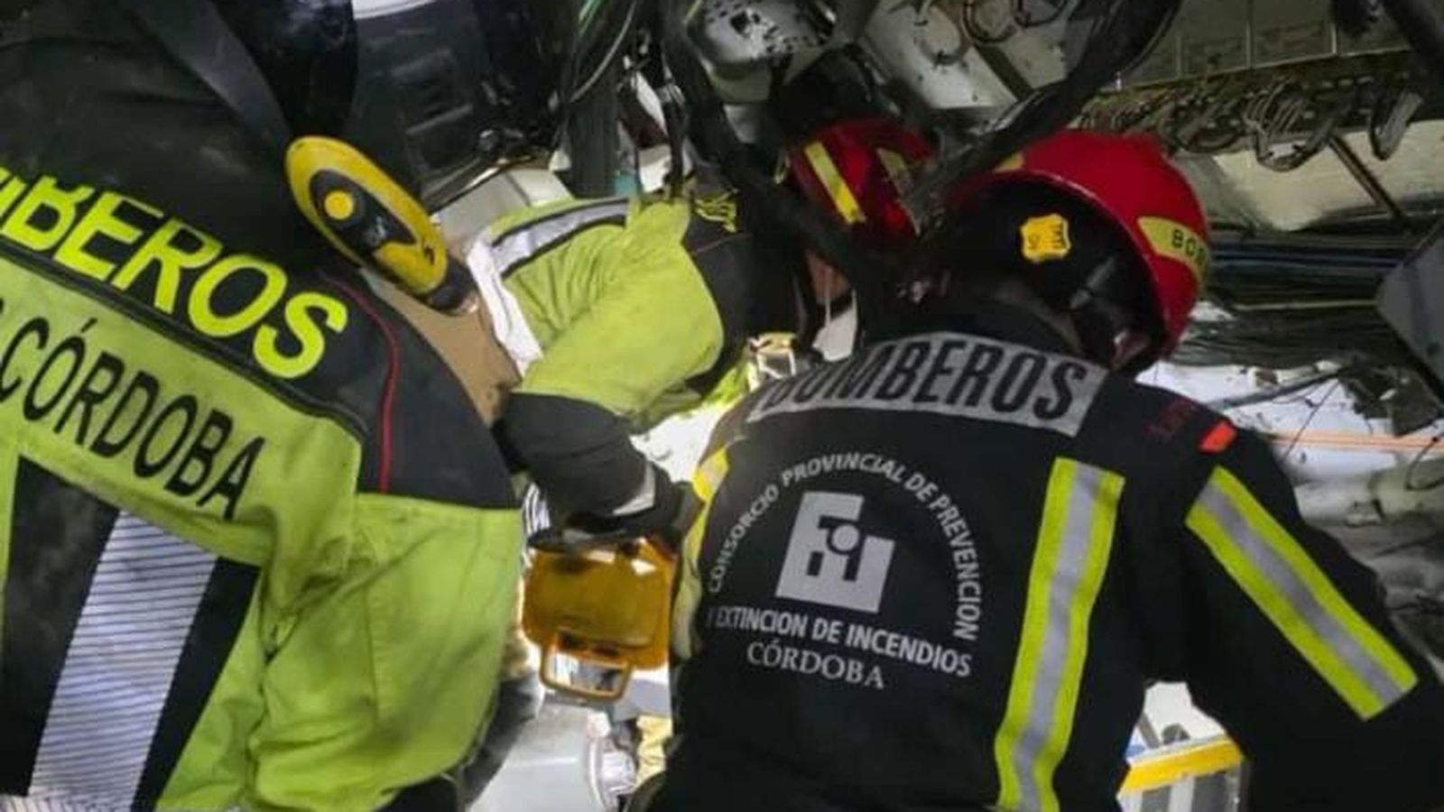 Los bomberos trabajan dentro de uno de los vagones.