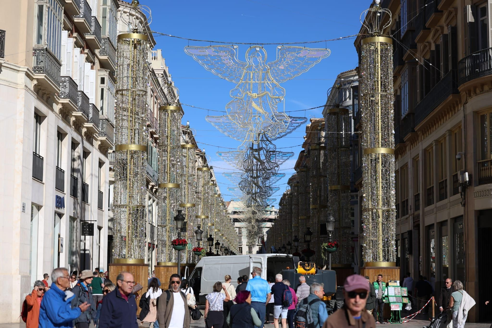 Empieza el montaje del alumbrado de Navidad de calle Larios