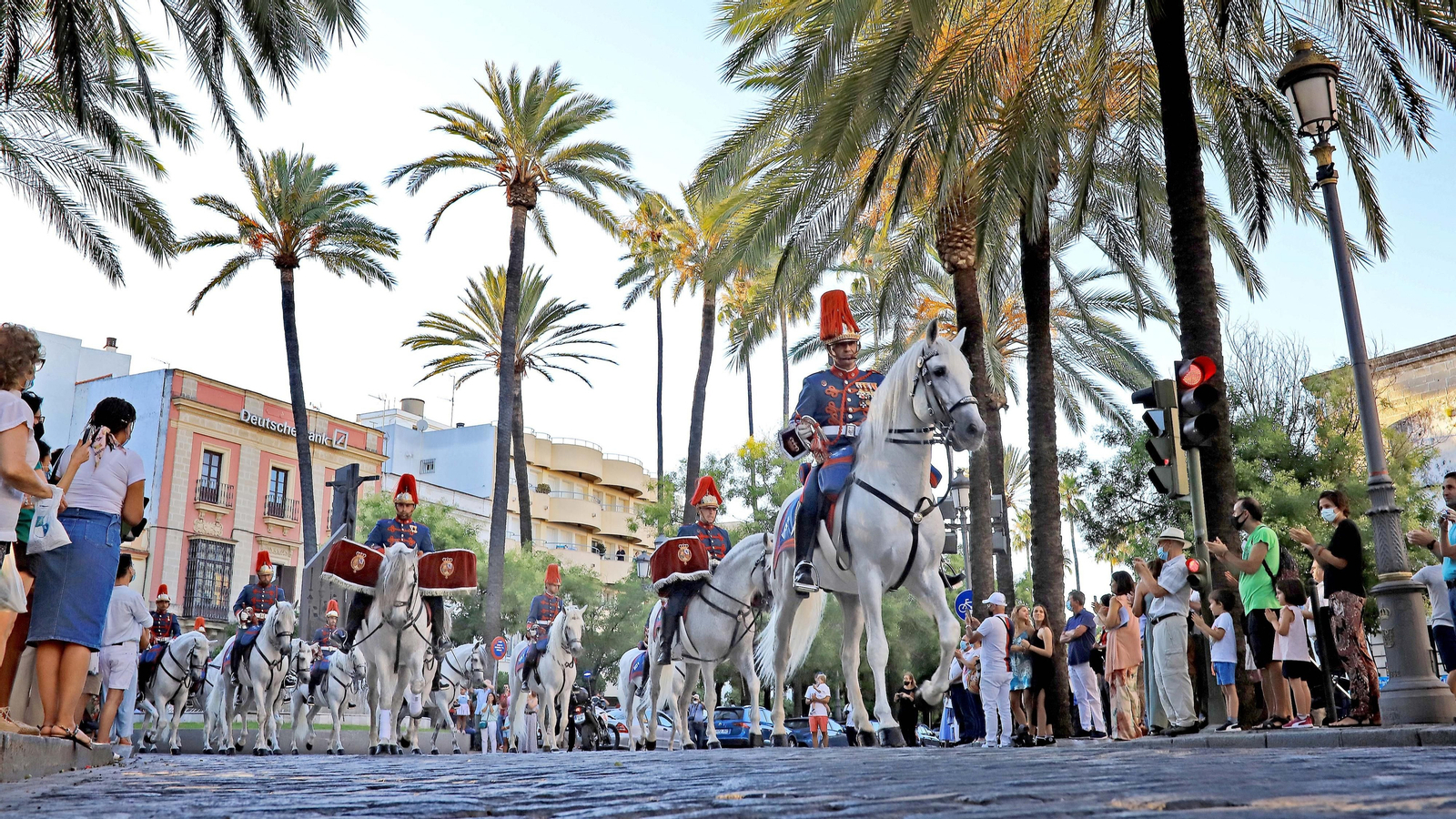 Desfile del Escuadrón de Caballería de la Guardia Real por las calles de Jerez
