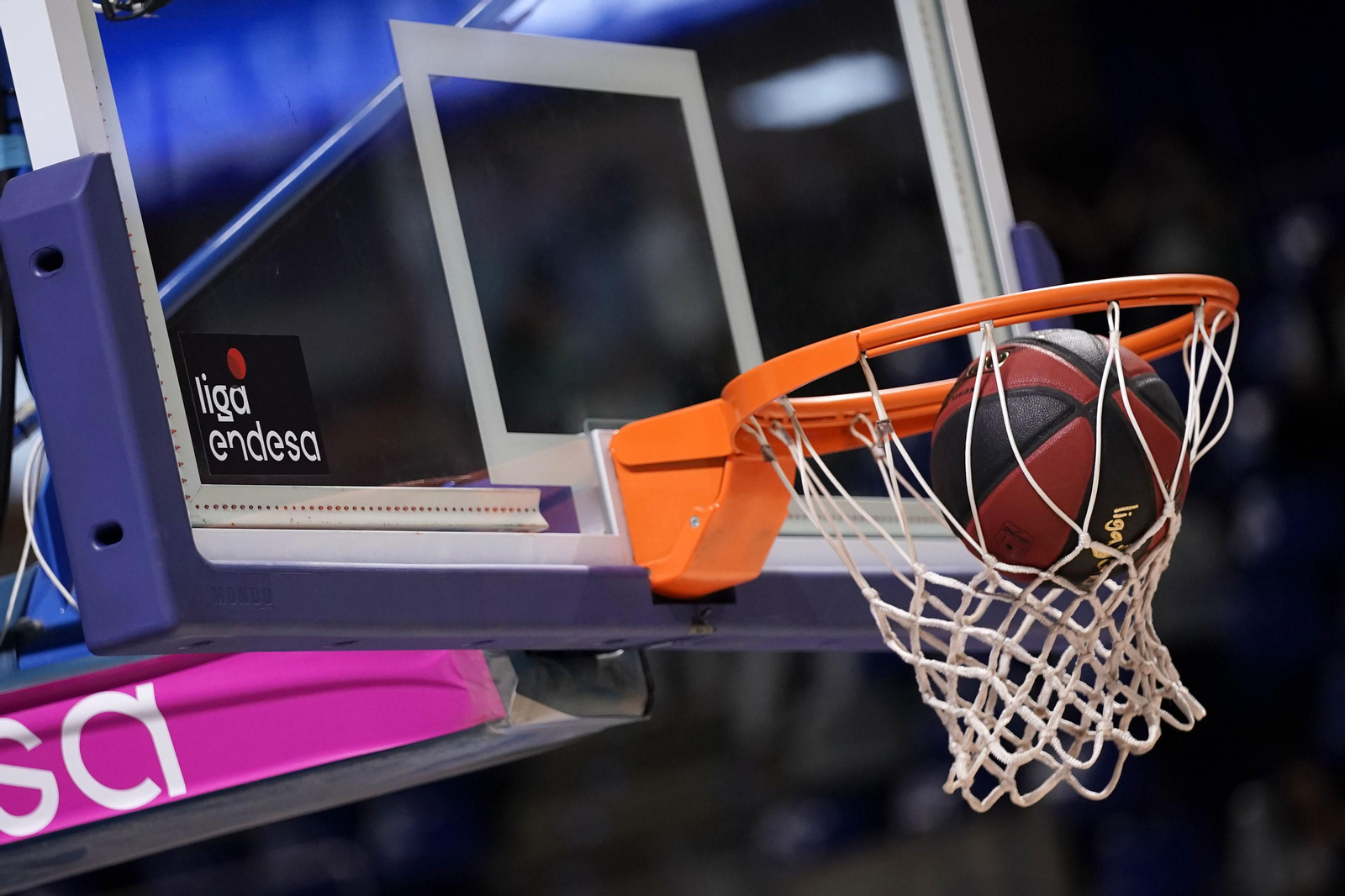 Un balón entrando en una canasta del Carpena.