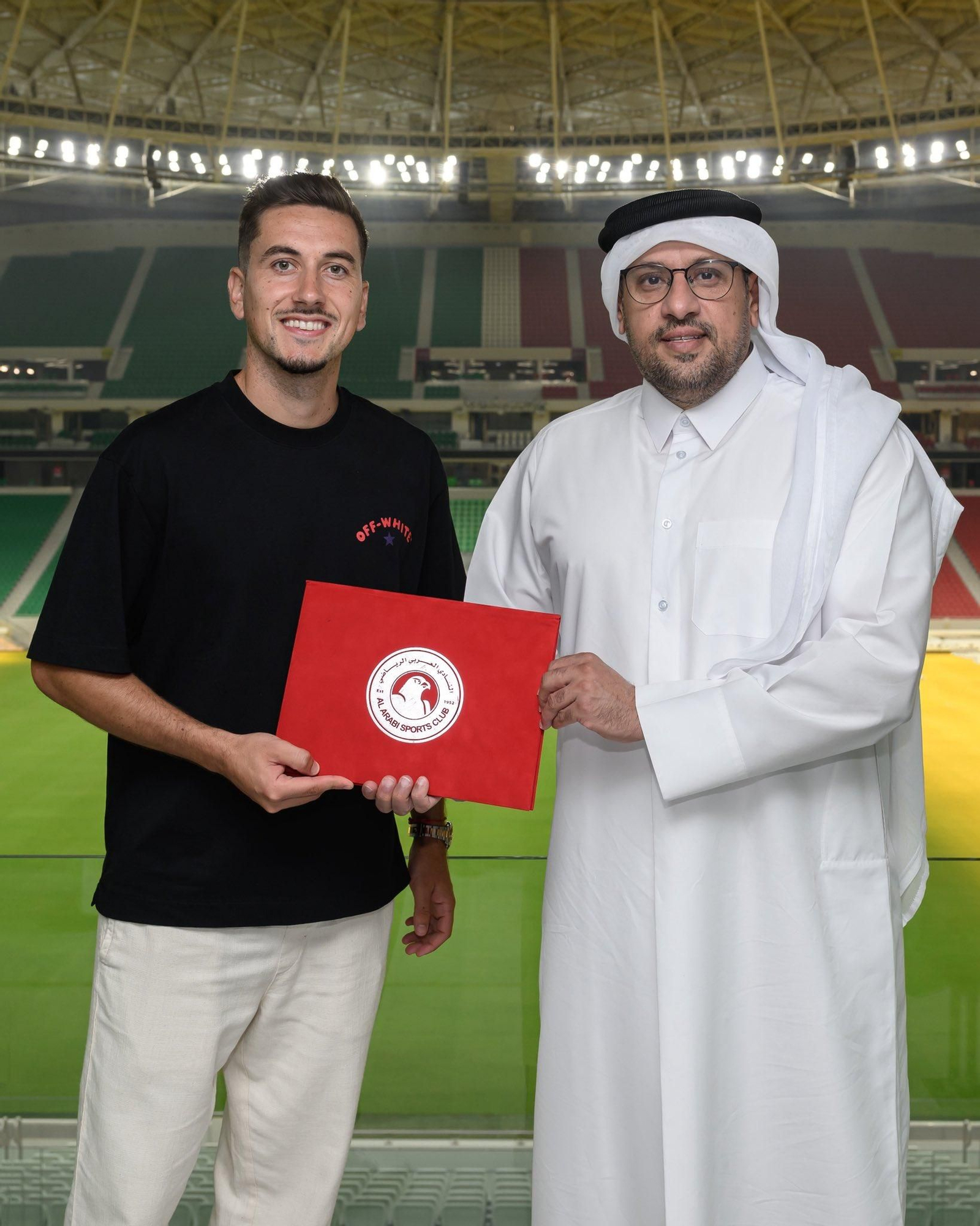 Javi Hernández con un directivo de su nuevo equipo.