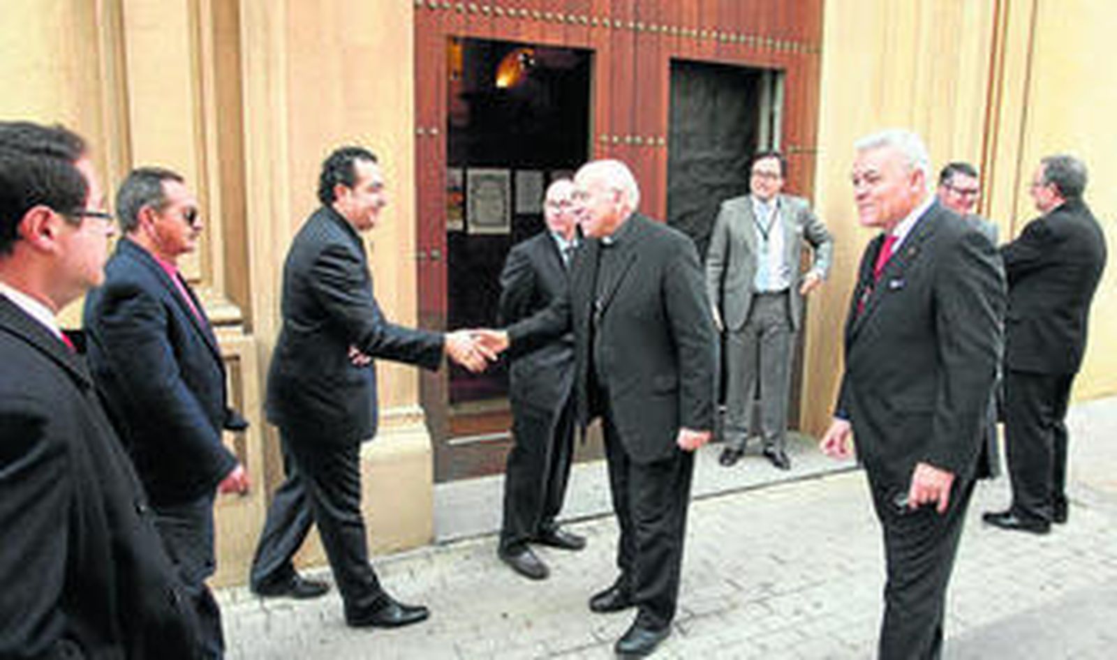 Los hermanos mayores entran en el local de la calle Miguel Redondo que pretende adquirir la junta del Consejo.