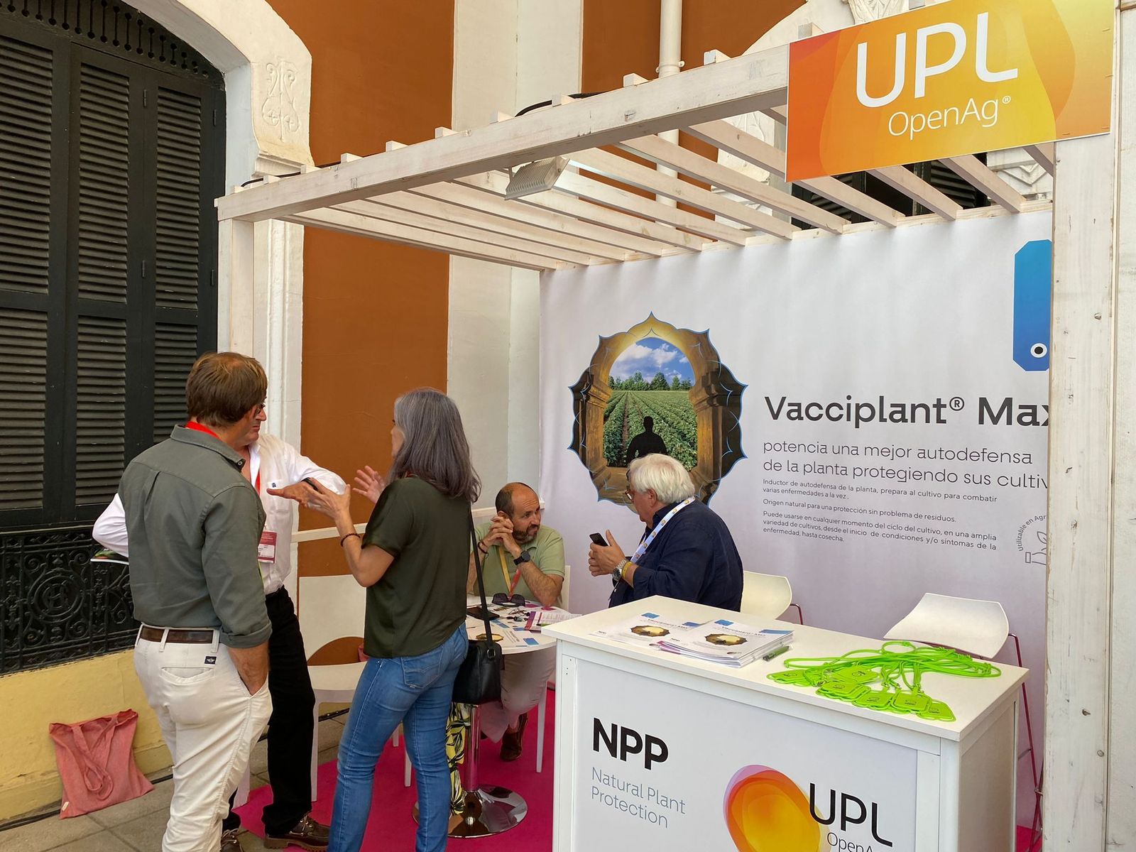 Más de medio centenar de empresas participan en el Congreso de Frutos Rojos