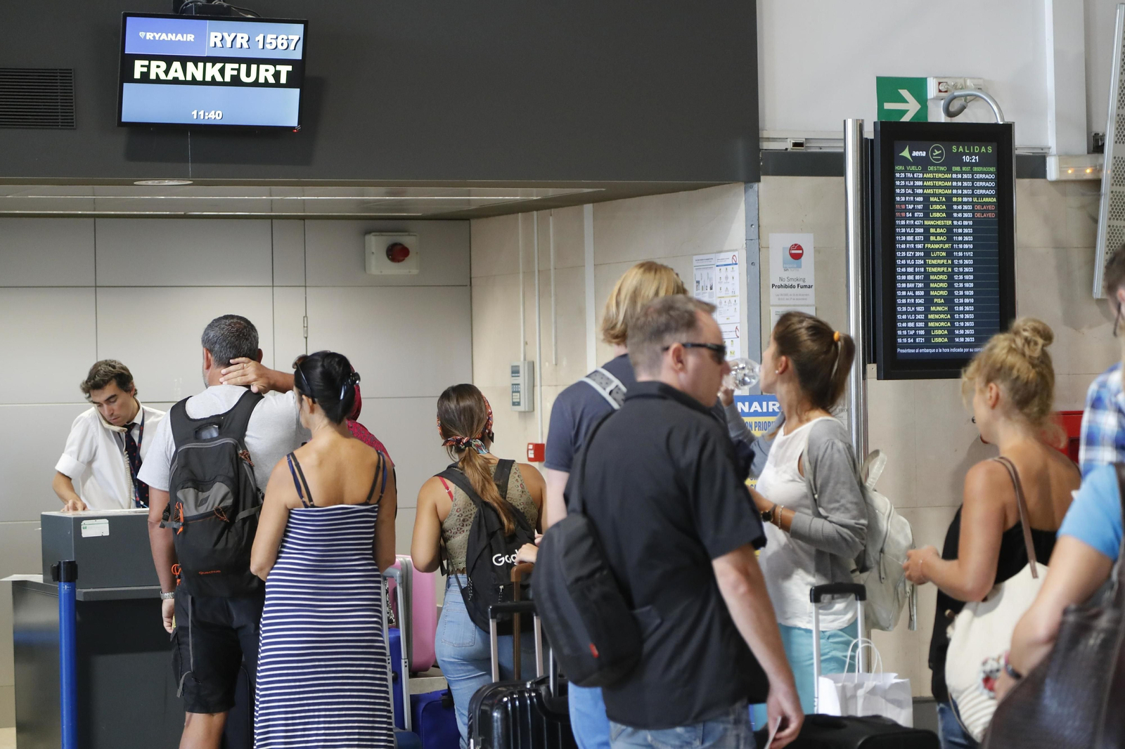 Varios pasajeros a punto de tomar el vuelo de Ryanair a Fráncfort desde Sevilla.