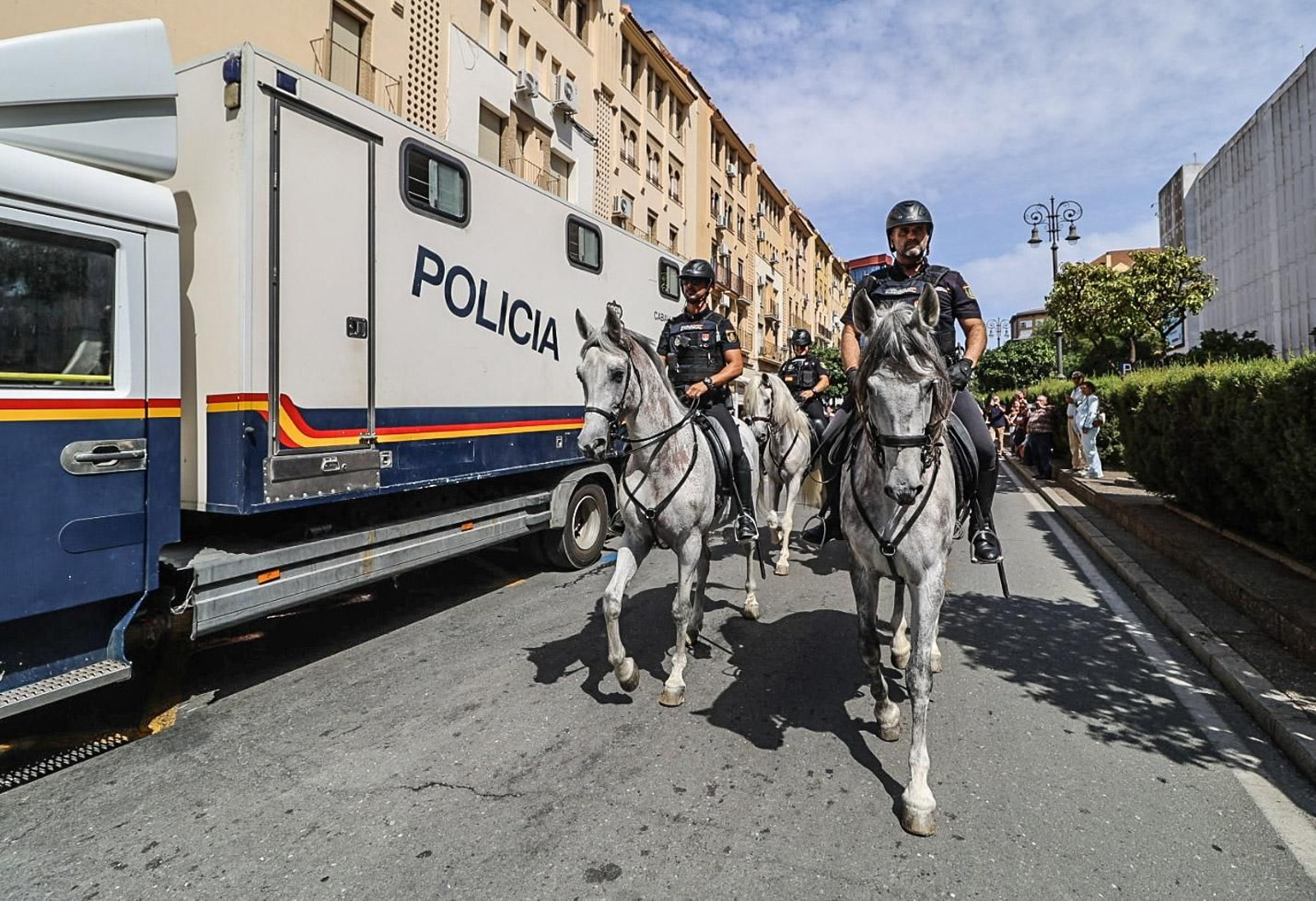Imágenes del dispositivo de la Caballería de la Policía Nacional para la Magna Mariana