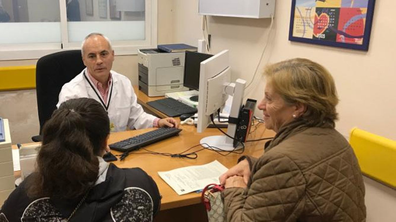 El doctor Bermúdez de la Vega atiende a una paciente en su consulta del Hospital Macarena.