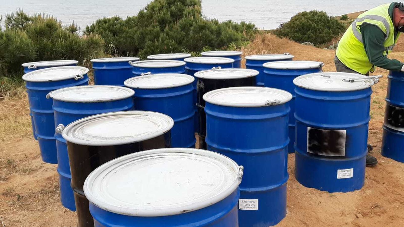 Bidones con los restos de hidrocarburos.