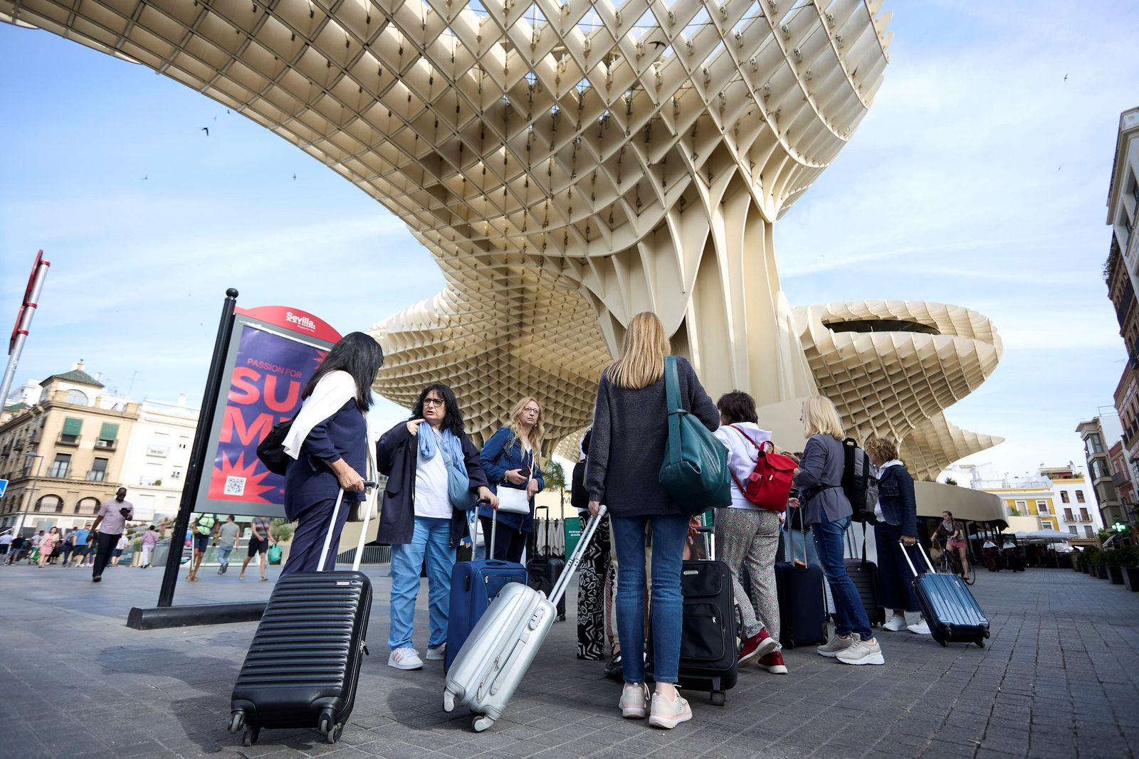 Turistas con maletas en las 'setas' de la Encarnación.
