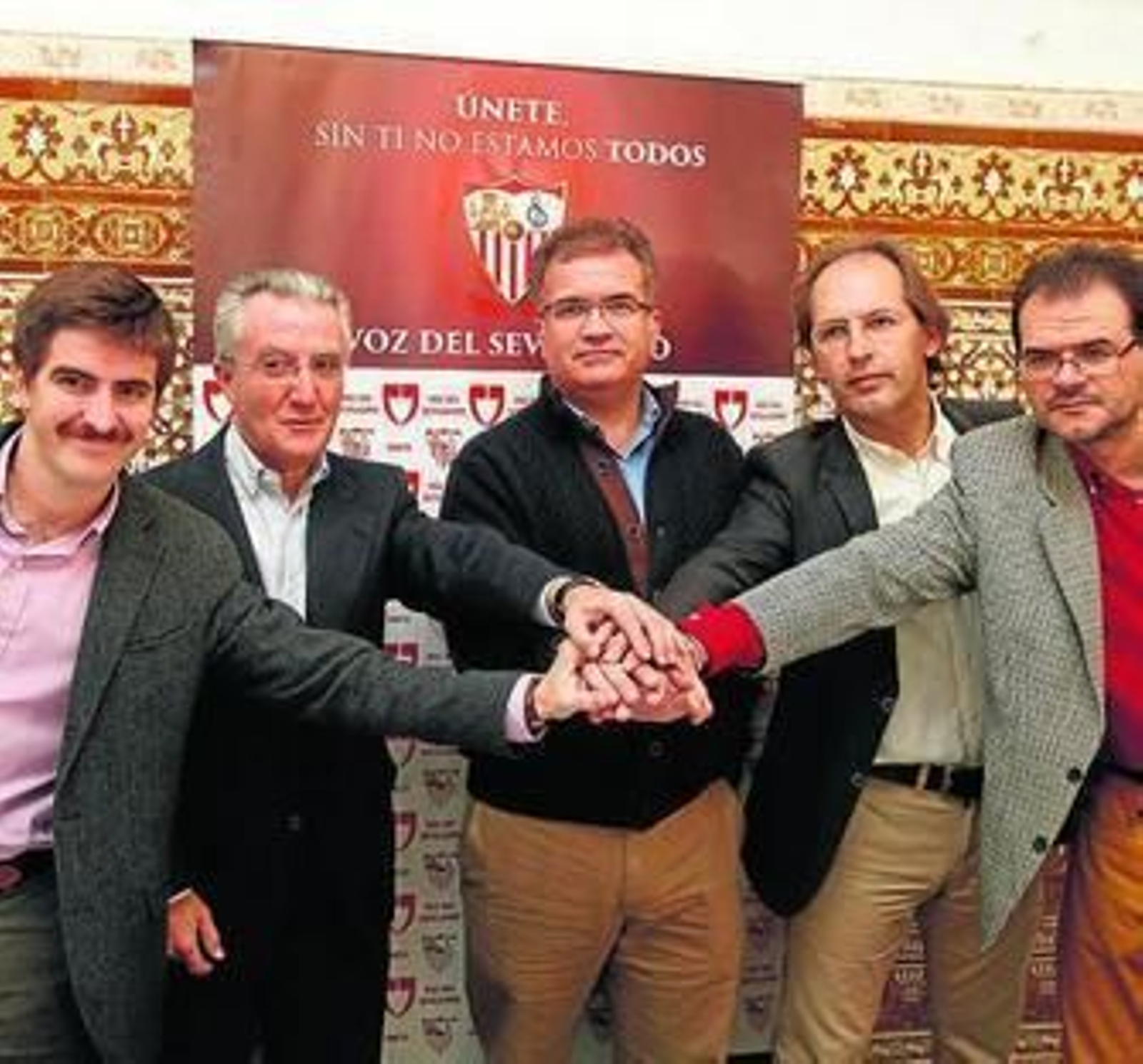 Los miembros de Voz del Sevillismo, antes de su comparecencia.