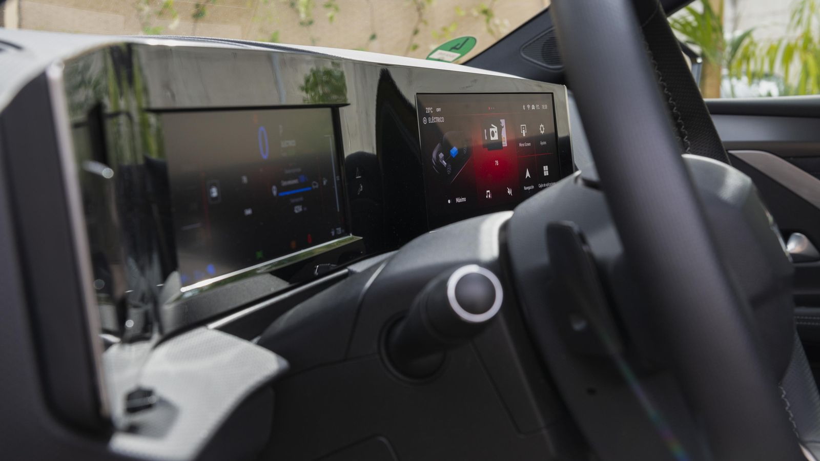 Los ajustes son sólidos y la apariencia de los materiales, adecuada para un compacto de una marca generalista.