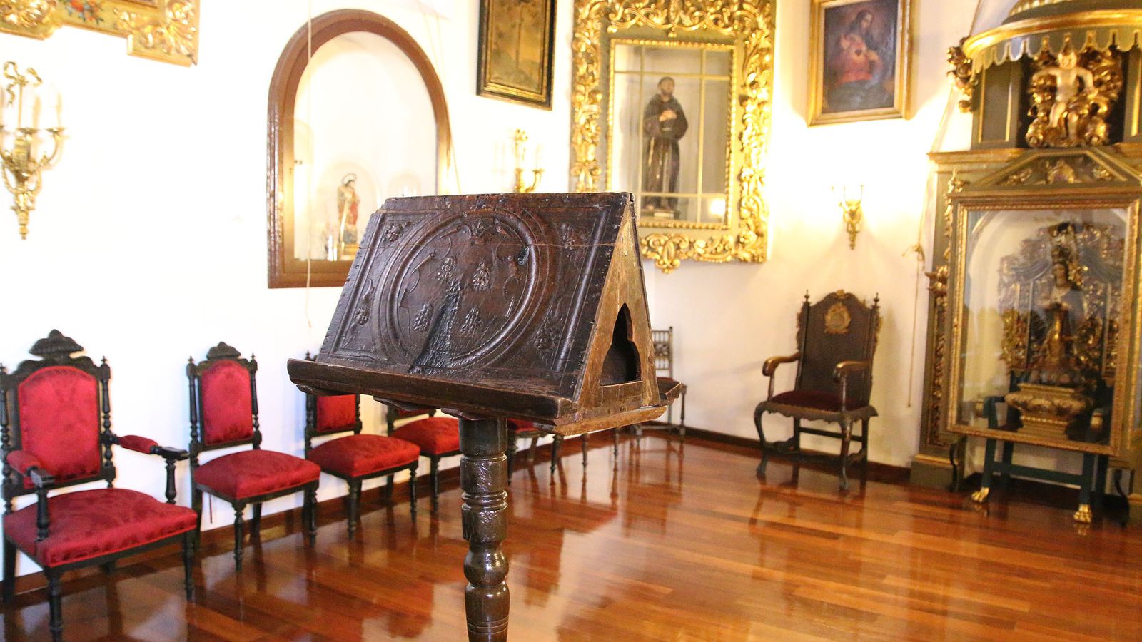 Atril de lectura en el coro alto