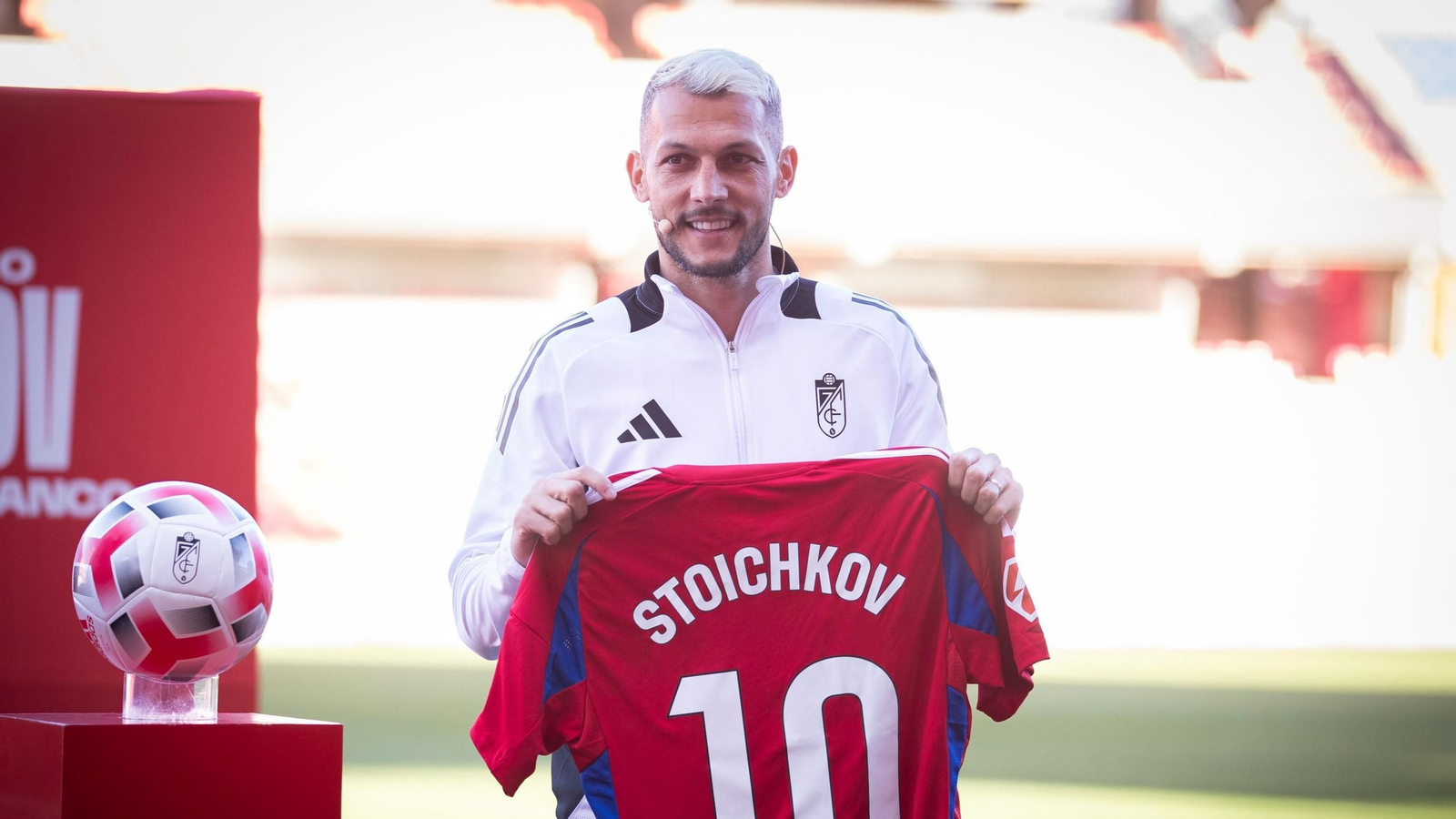 Stoichkov, durante su presentación con el Granada el pasado invierno.