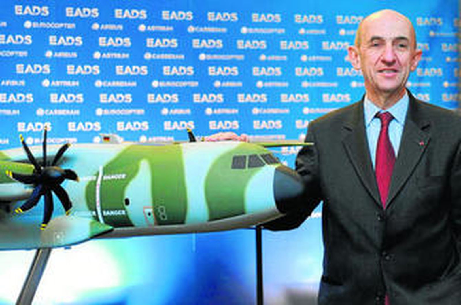 El presidente de EADS, Louis Gallois, ayer, en Múnich, junto a una maqueta del avión militar A400M.