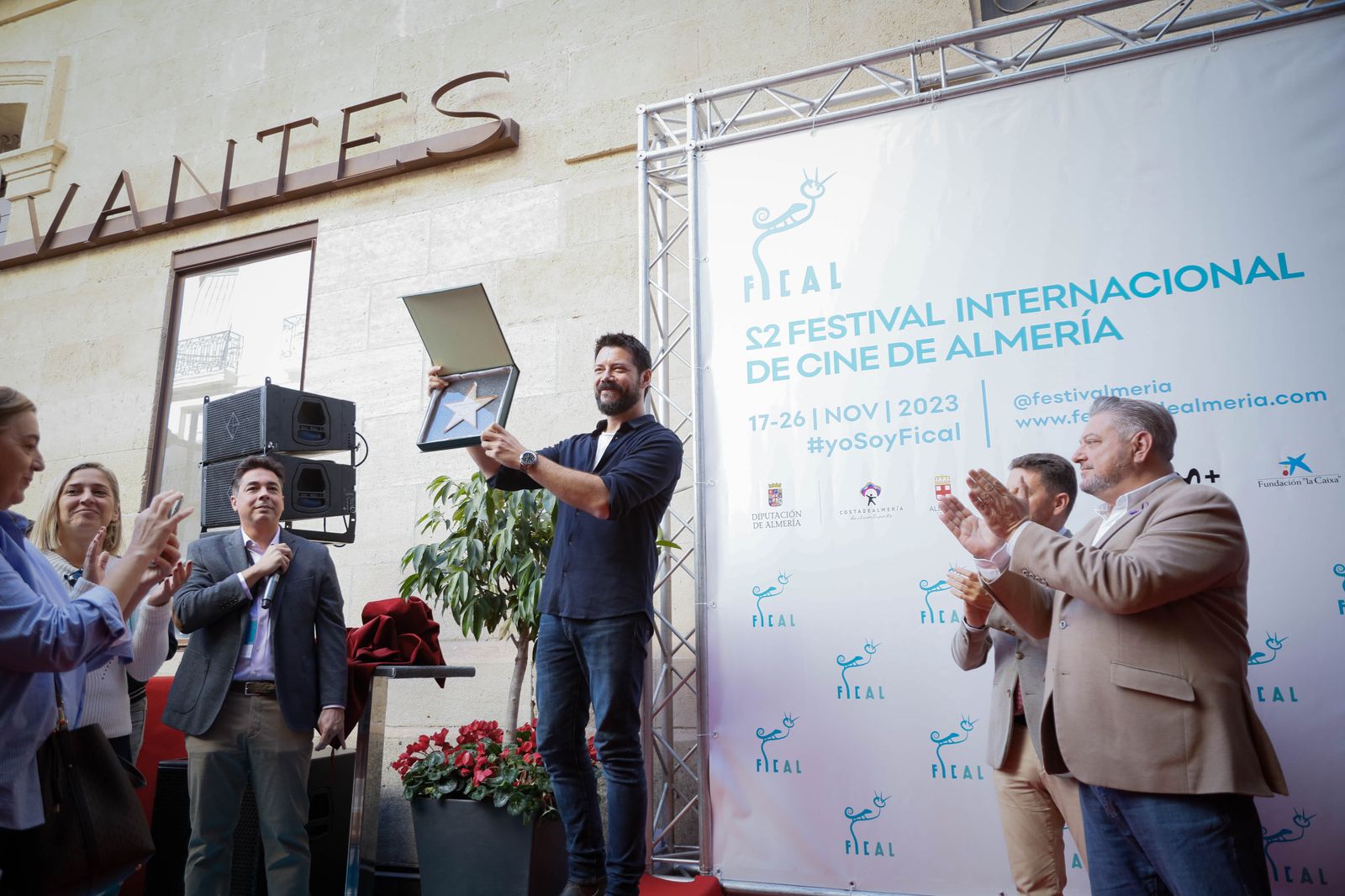 Imágenes en el paseo de la fama de Álvaro Morte