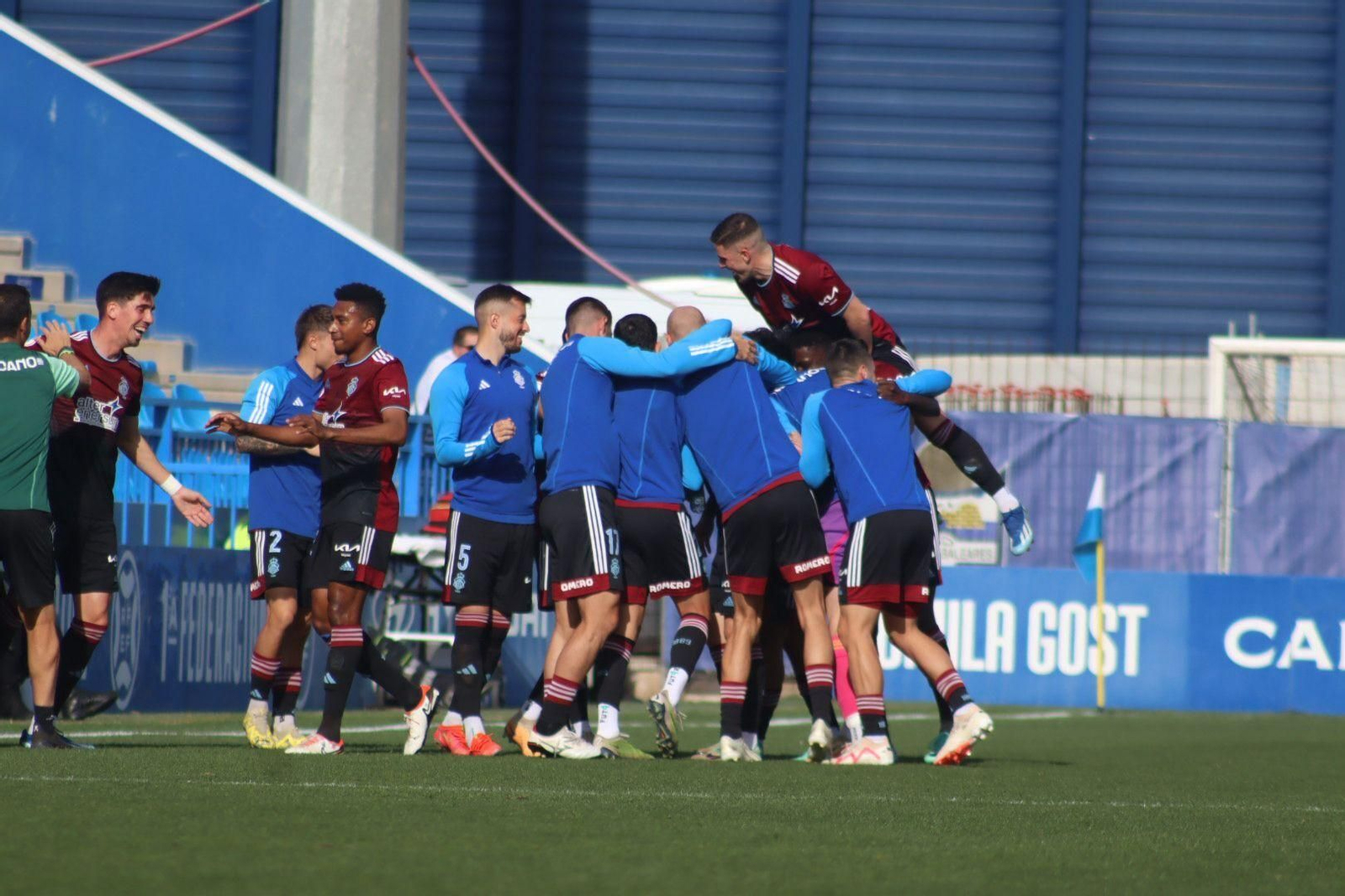 Los jugadores del Recre celebran el primer tanto de Antonio Domínguez.