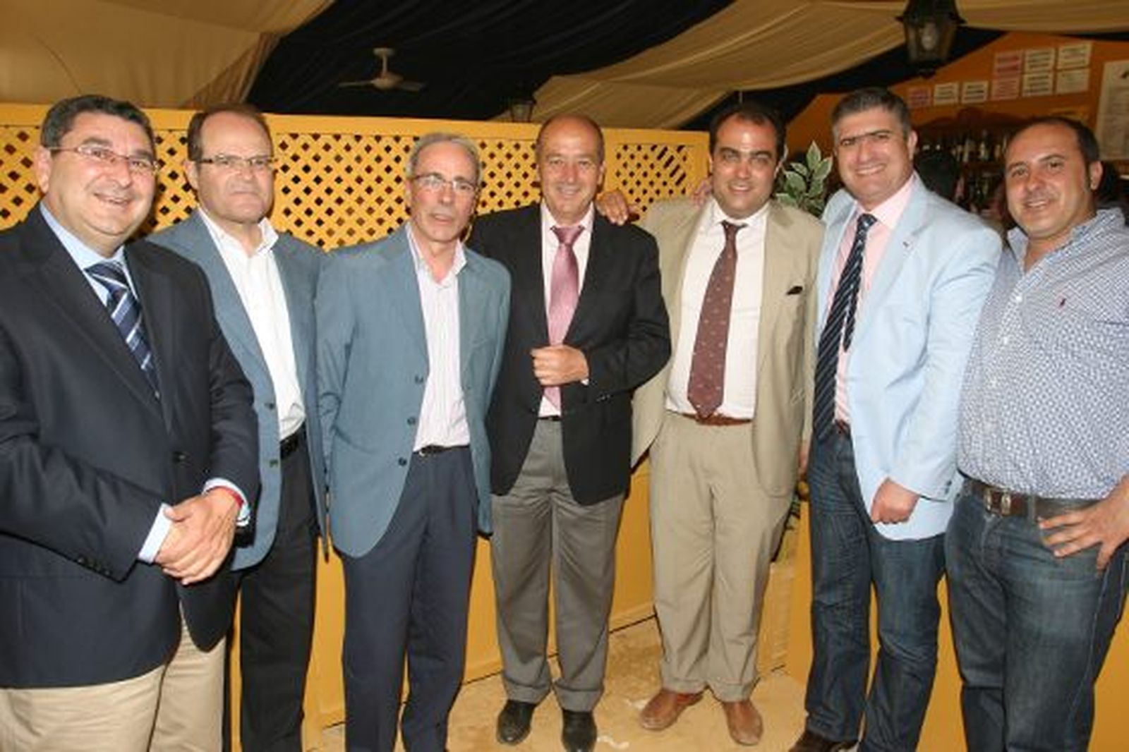 Antonio Moreno, Félix Martínez, Pepe Román, Juan Manuel López y el delegado provincial de Agricultura, Juan Antonio Blanco, posan con David Fernández y el redactor Ángel Espejo.

Foto: Vanesa Lobo