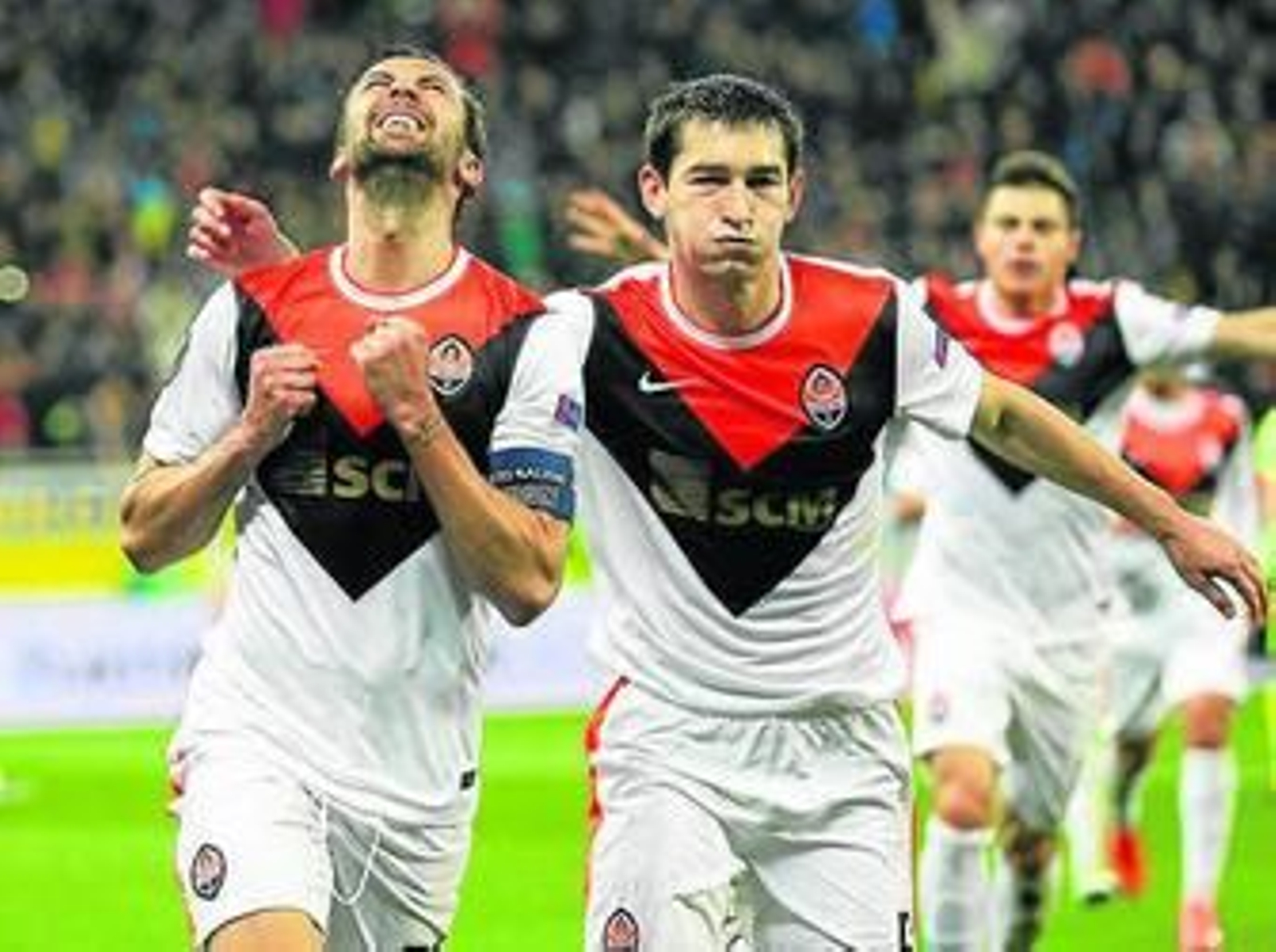 Stepanenko celebra el gol del veterano Srna al Sporting de Braga.