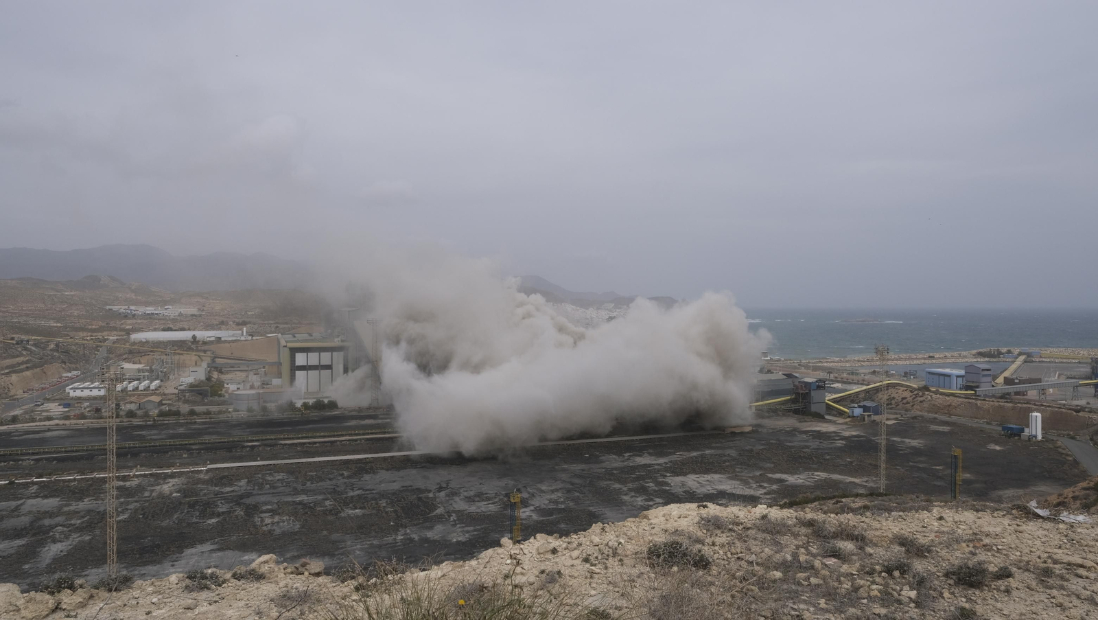 El derribo de la Torre Litoral de Endesa en Carboneras, en imágenes