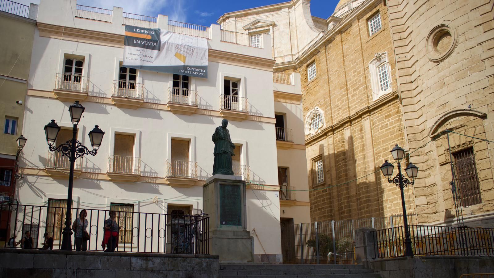 Edificio protegido en entorno BIC, junto a la Catedral de Cádiz