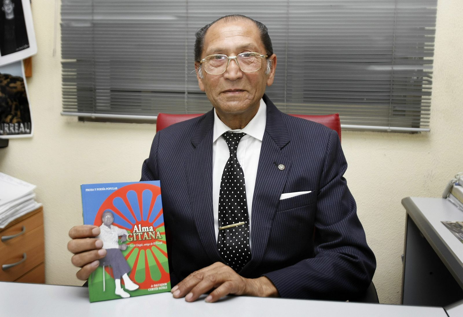 Salvador Cortés Núñez, con uno de sus libros de poesía.