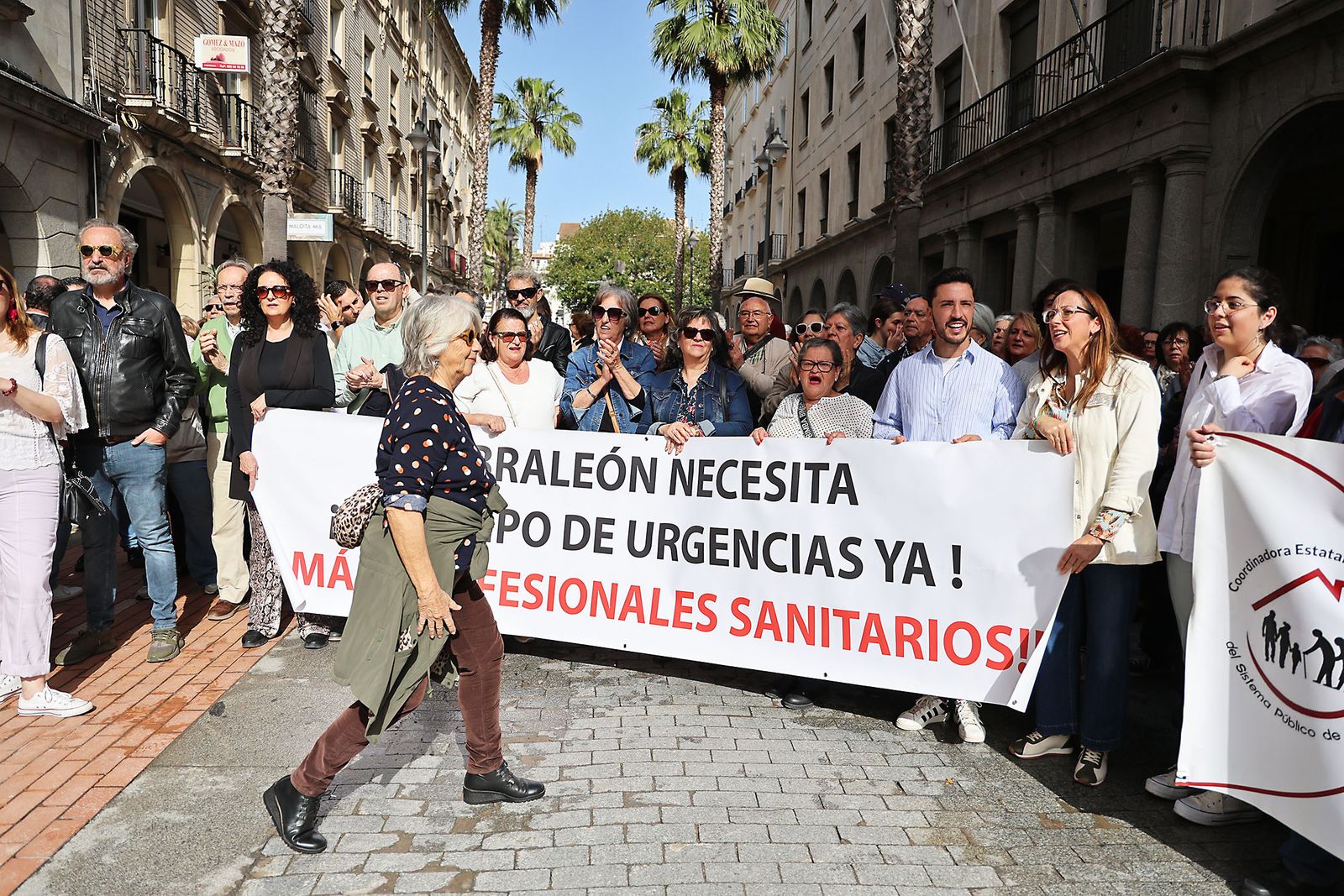 Imágenes de la concentración de la Marea Blanca de Huelva por la sanidad pública