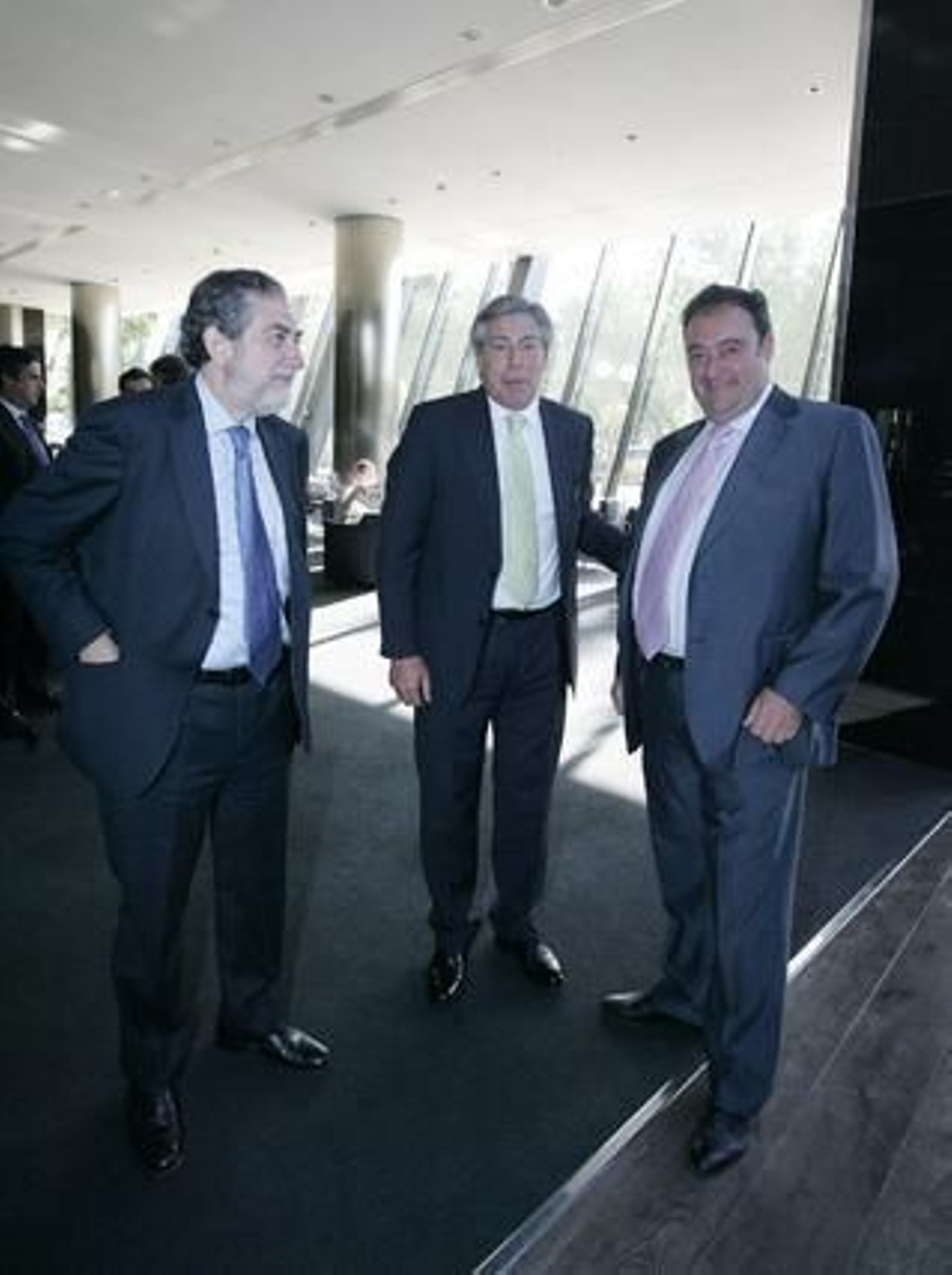 El presidente del Córdoba CF, José Miguel Salinas, Javier Sánchez-Ramade y el director general del Grupo Joly, Tomás Valiente.

Foto: José Martínez/O. Barrionuevo