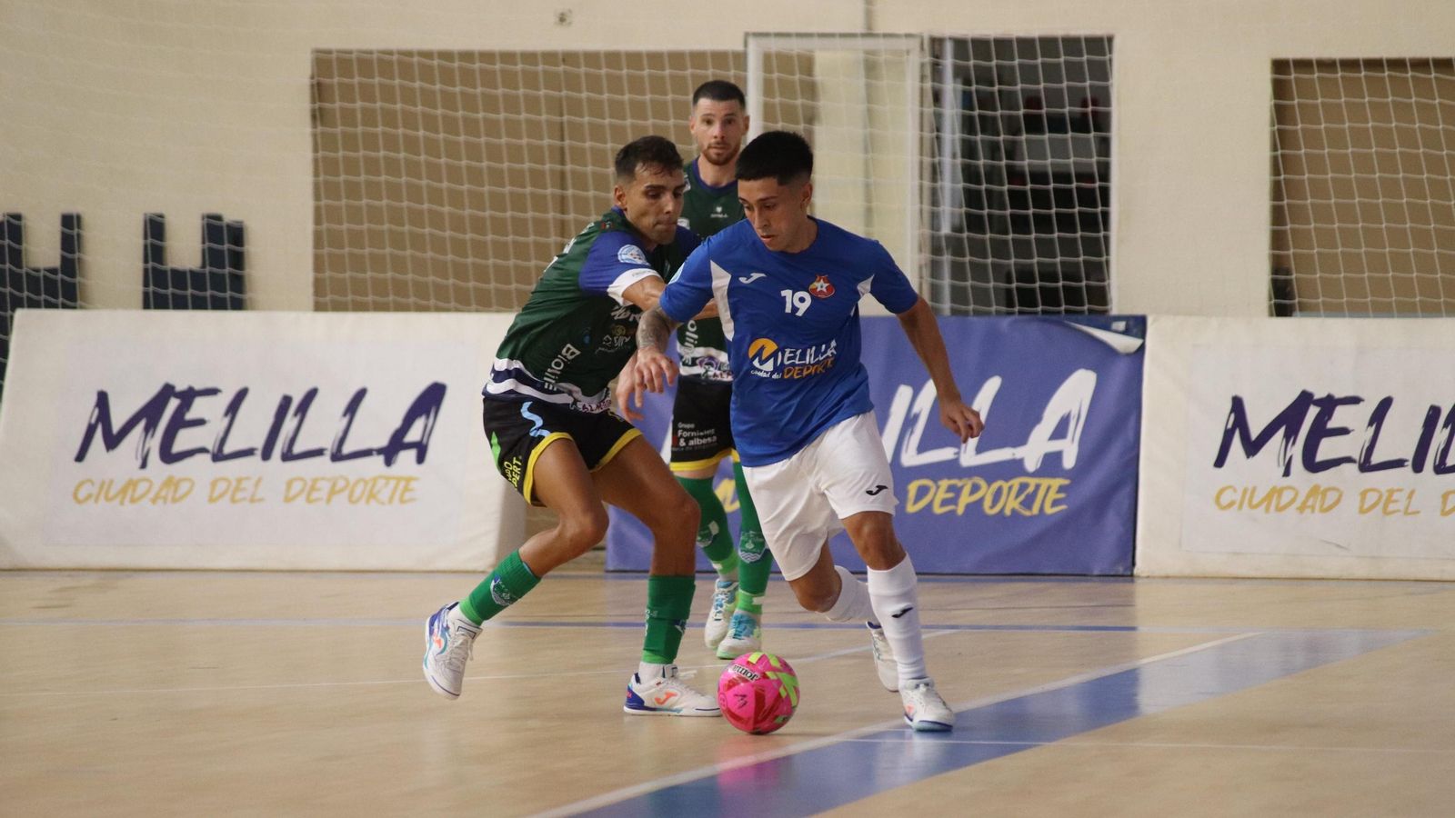 Nacho Gil intenta arrebatar el balón a un rival durante el encuentro de la jornada inaugural frente al Melistar.