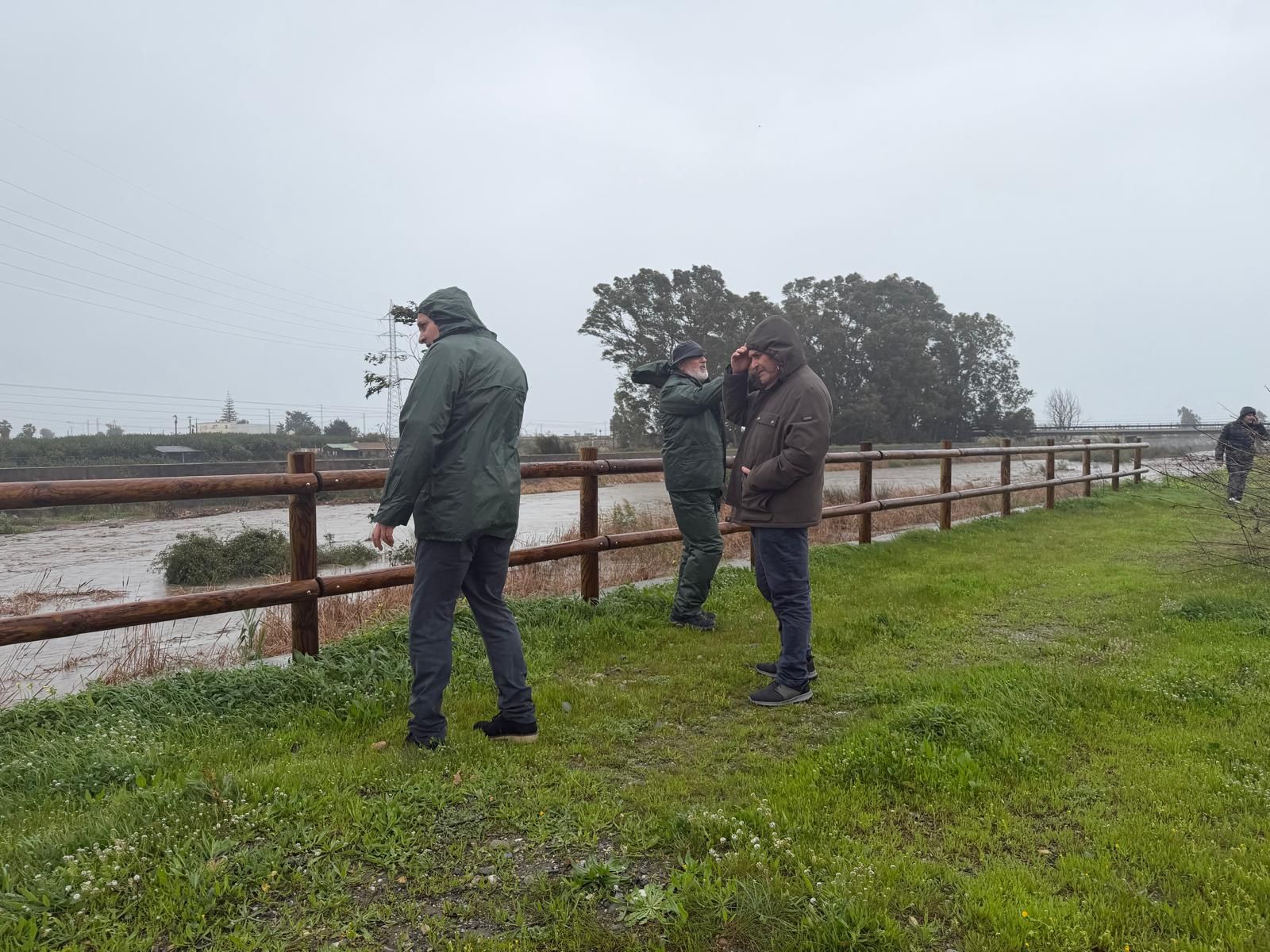 El alcalde de Salobreña visitando el Guadalfeo a su paso por Salobreña