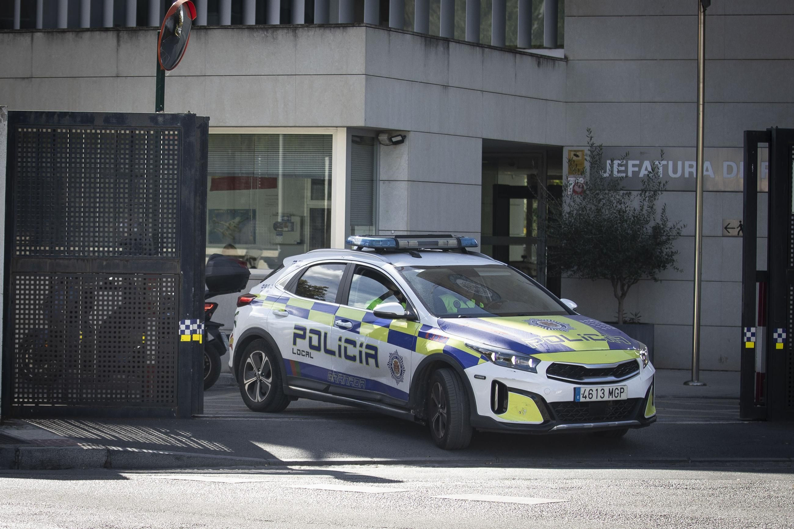 Imagen de un vehículo de la Policía Local de Granada saliendo de la Huerta del Rasillo