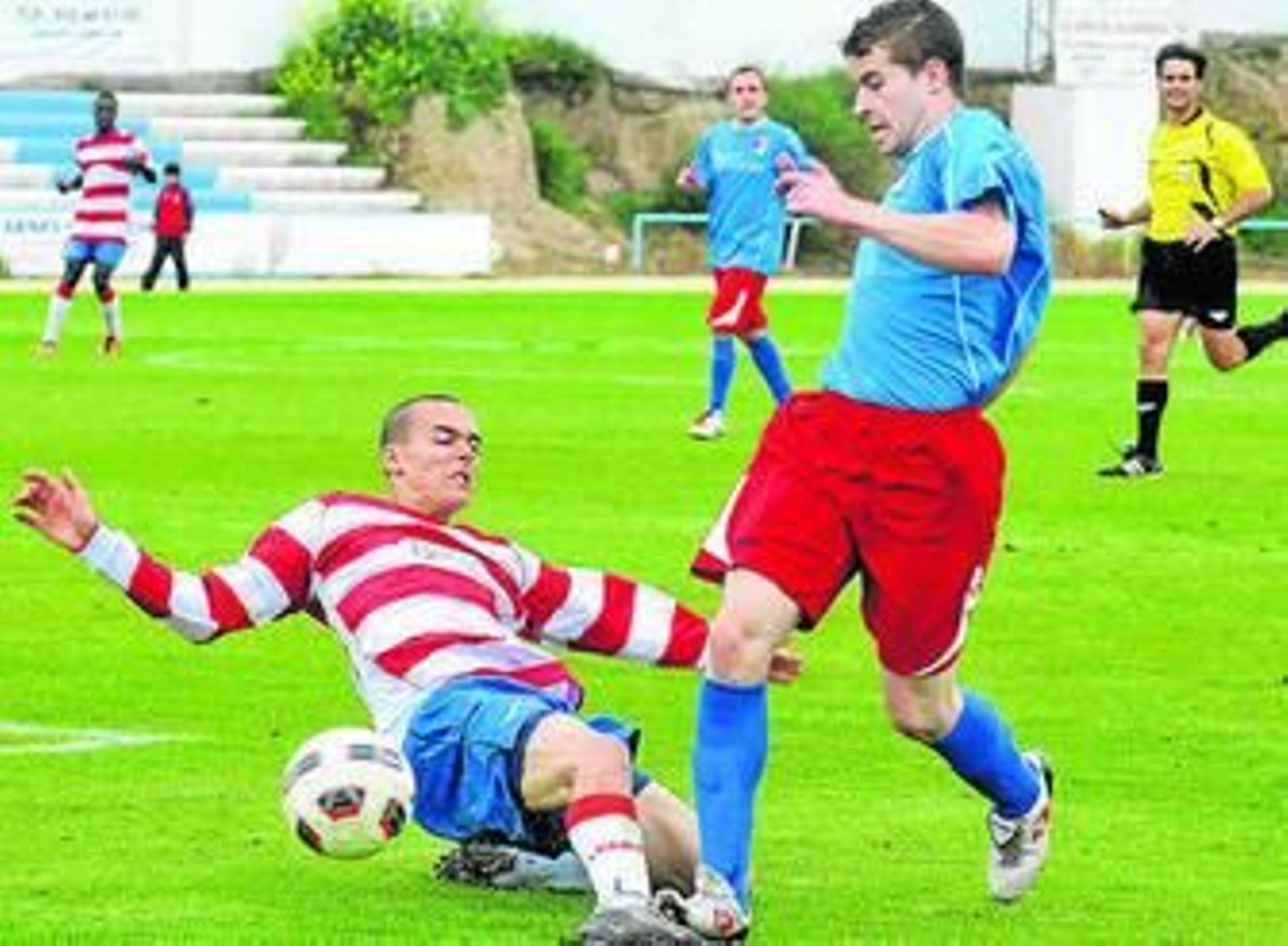 Cristian Baena trata de cortar una internada de un jugador arenero. Cristian Baena trata de cortar una internada de un jugador arenero.