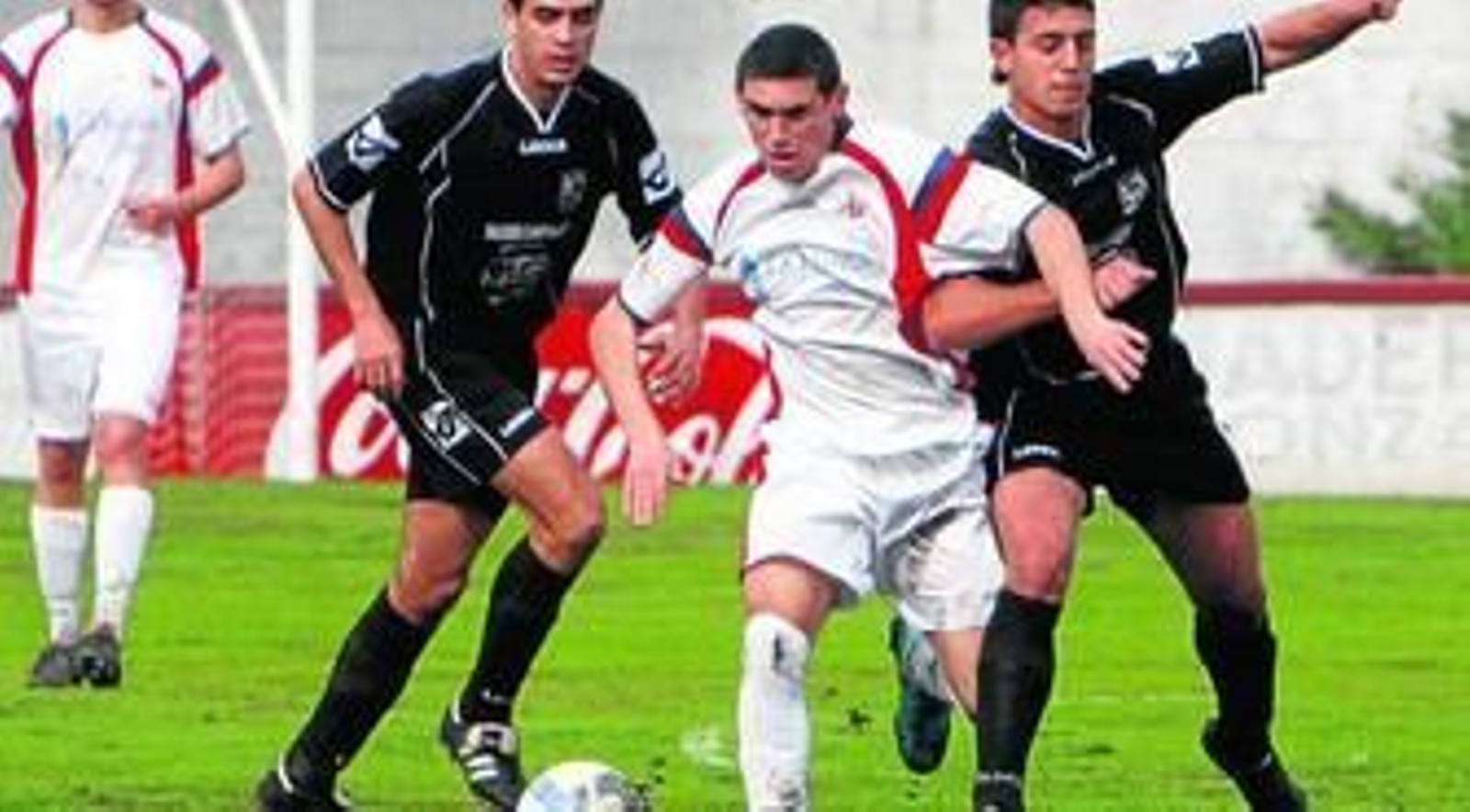 Crespo pugna con dos rivales en el partido jugado ayer en el Municipal chiclanero.