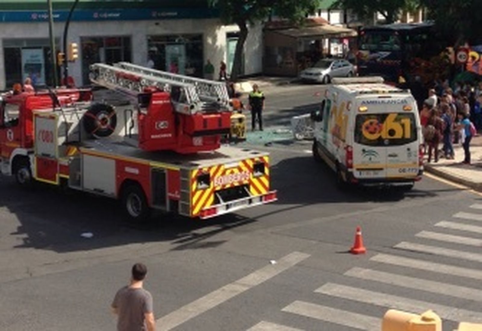 Siete personas resultan heridas por el choque entre un camión de bomberos y un autobús