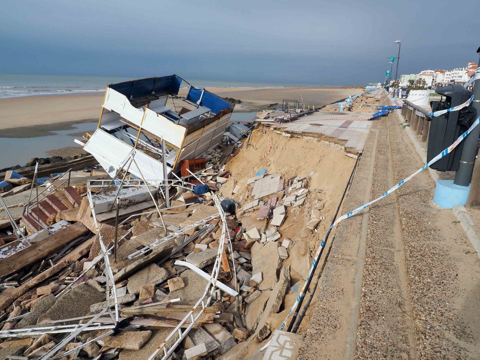 Las fotos de los destrozos del temporal en el paseo marítimo de Matalascañas