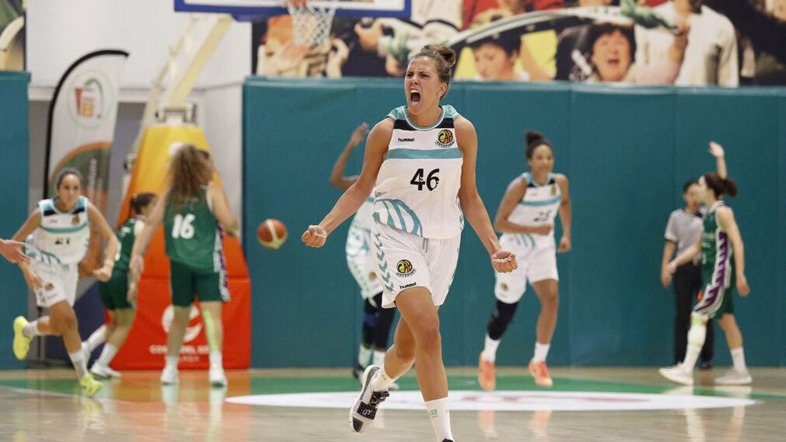 Lucía Méndez celebra un triple en Los Guindos. Lucía Méndez celebra un triple en Los Guindos.
