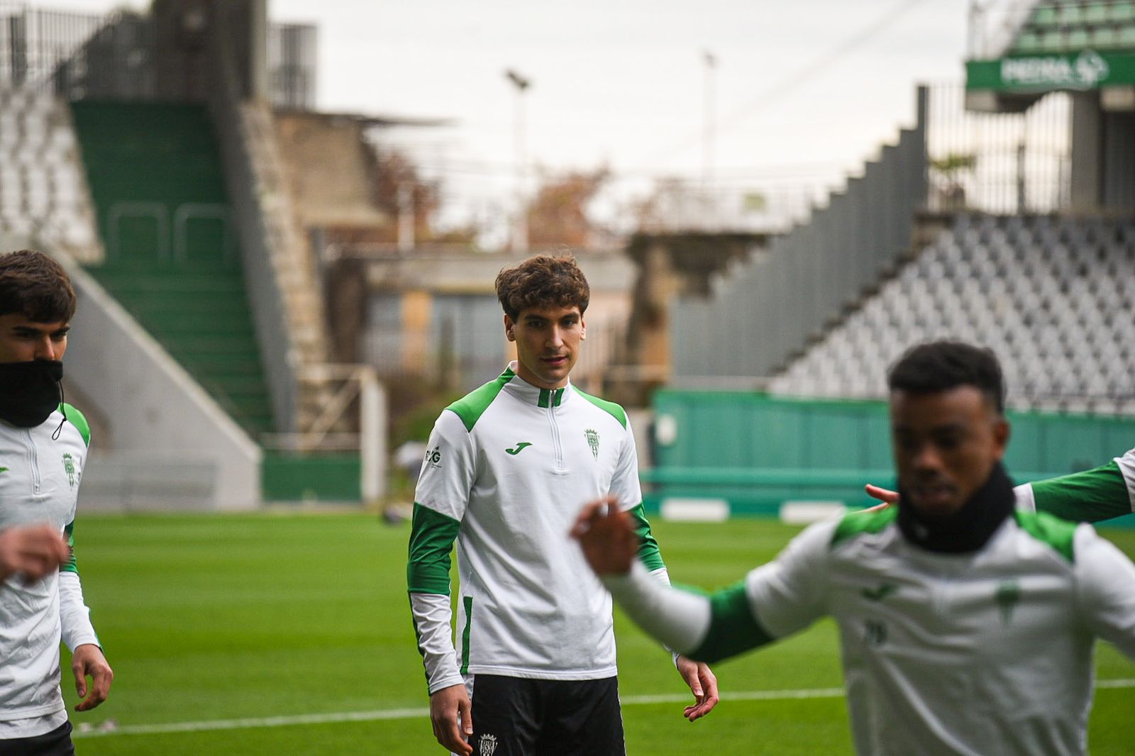 El Córdoba CF se deja querer por su afición en el Día de Año Nuevo: las fotos del entrenamiento de puertas abiertas