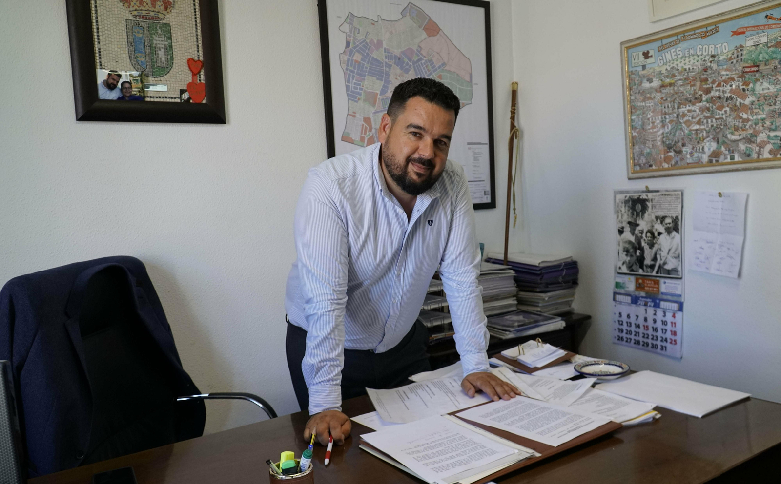 Romualdo Garrido, alcalde de Gines y nuevo presidente de la Mancomunidad del Guadalquivir, en su despacho.