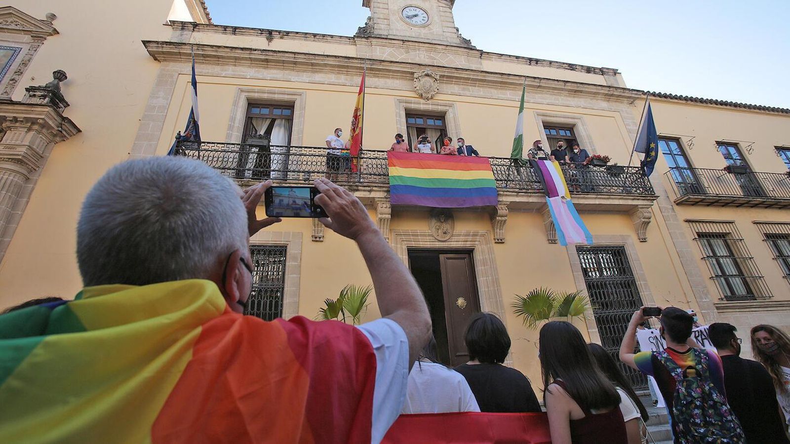 Momento de la izada de la bandera arcoíris en el Ayuntamiento.