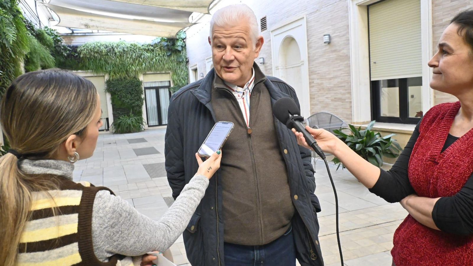 El presidente del Consejo Económico y Social de la Provincia de Huelva, Juan Antonio Márquez, atendía a los medios antes del Pleno este lunes.