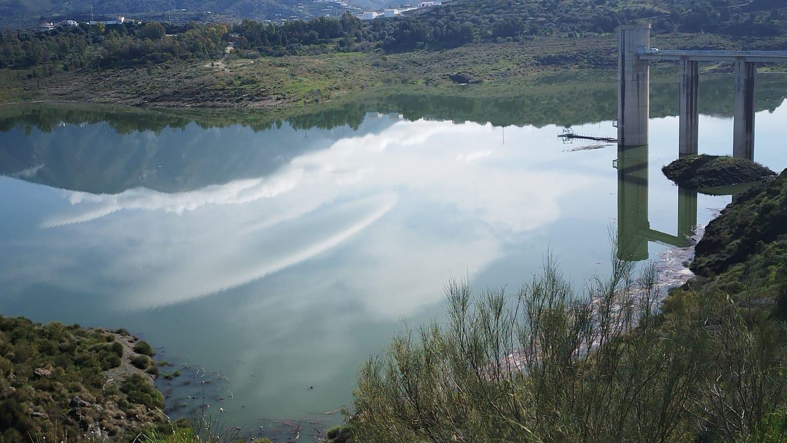 El embalse de La Viñuela tras las últimas lluvias.