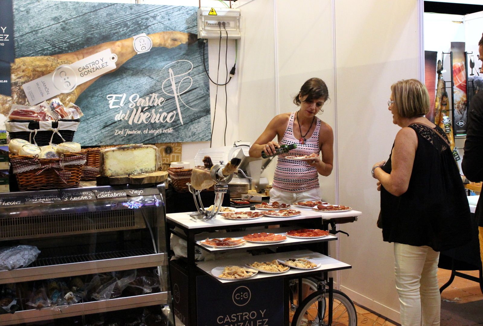 Estepona celebra la sexta edición del Certamen Mundial de Jamón Popi.