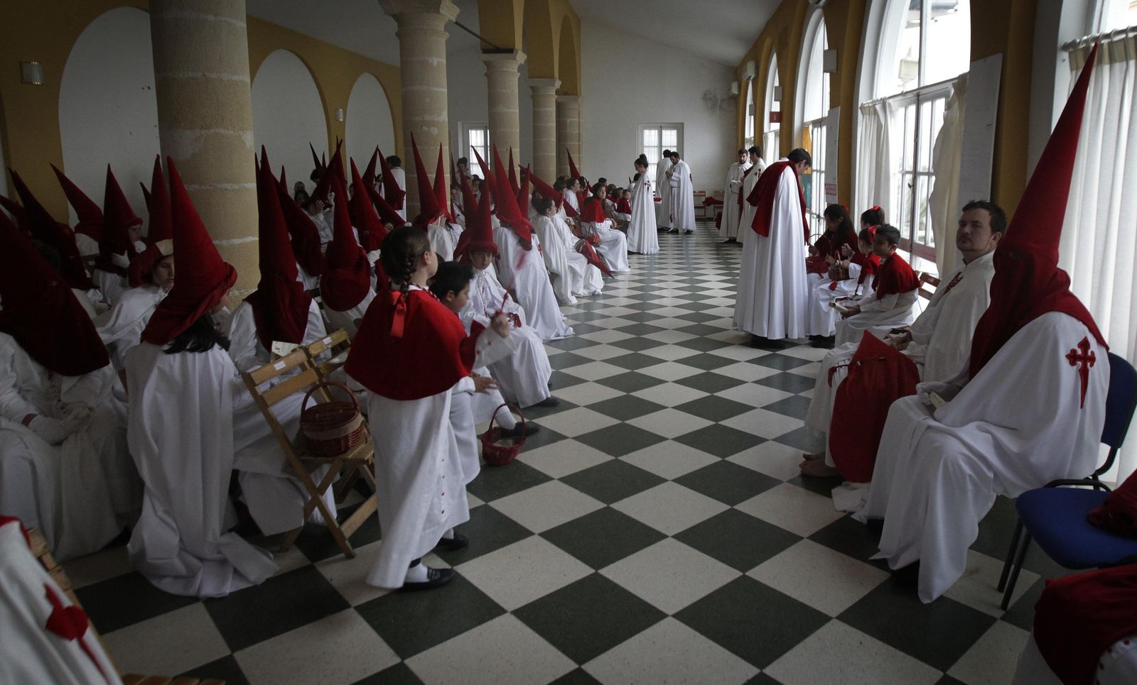 Nazarenos de la hermandad del Prendimiento antes de la salida el Miércoles Santo.