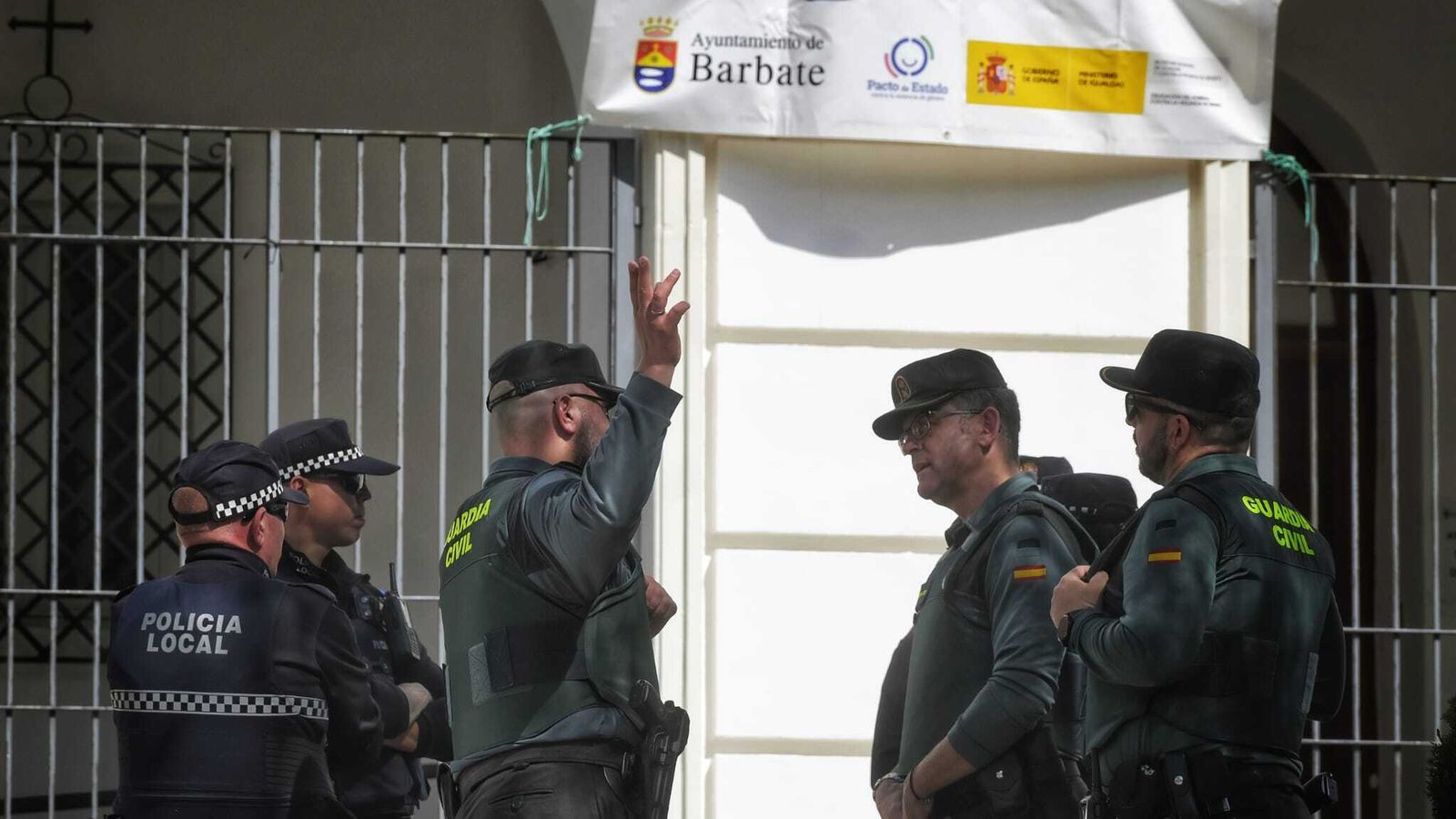 Policía y Guardias Civiles frente a la plaza del Ayuntamiento de Barbate