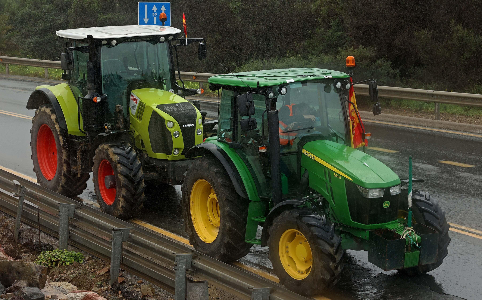 El corte del acceso sur de Algeciras por los tractoristas de Cádiz, en imágenes