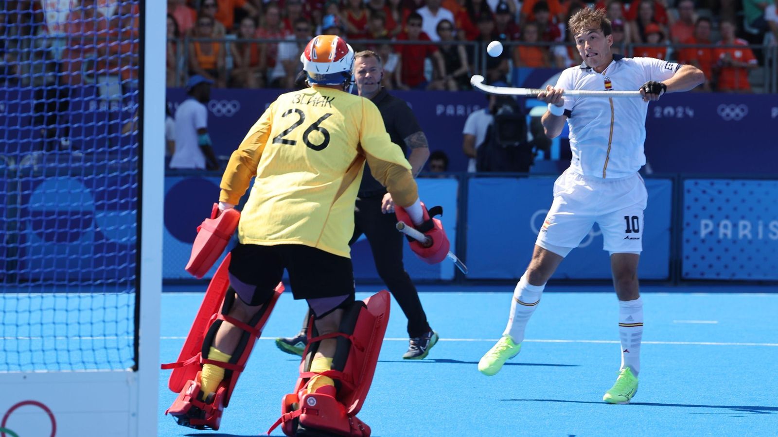 El español José María Basterra trata de controlar una bola en el área neerlandesa.