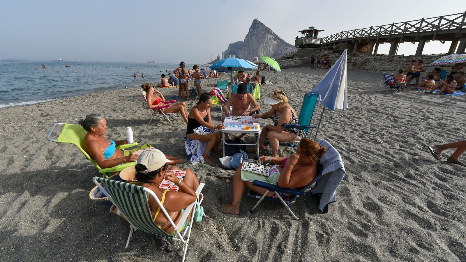 Las fotos de la tarde de playa en familia en La Línea
