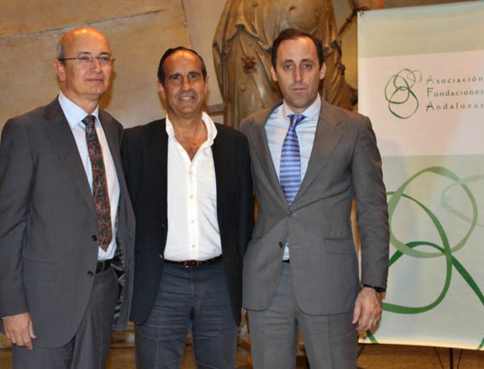Luis Miguel Pons, director de Acción Social, Emprendimiento y Deportes de la Fundación Cajasol, Luis Galindo (Luis Galindo & Asociados) y Juan Luis Muñoz Escassi, director gerente de la Asociación de Fundaciones Andaluzas.  Foto: Victoria Ramírez