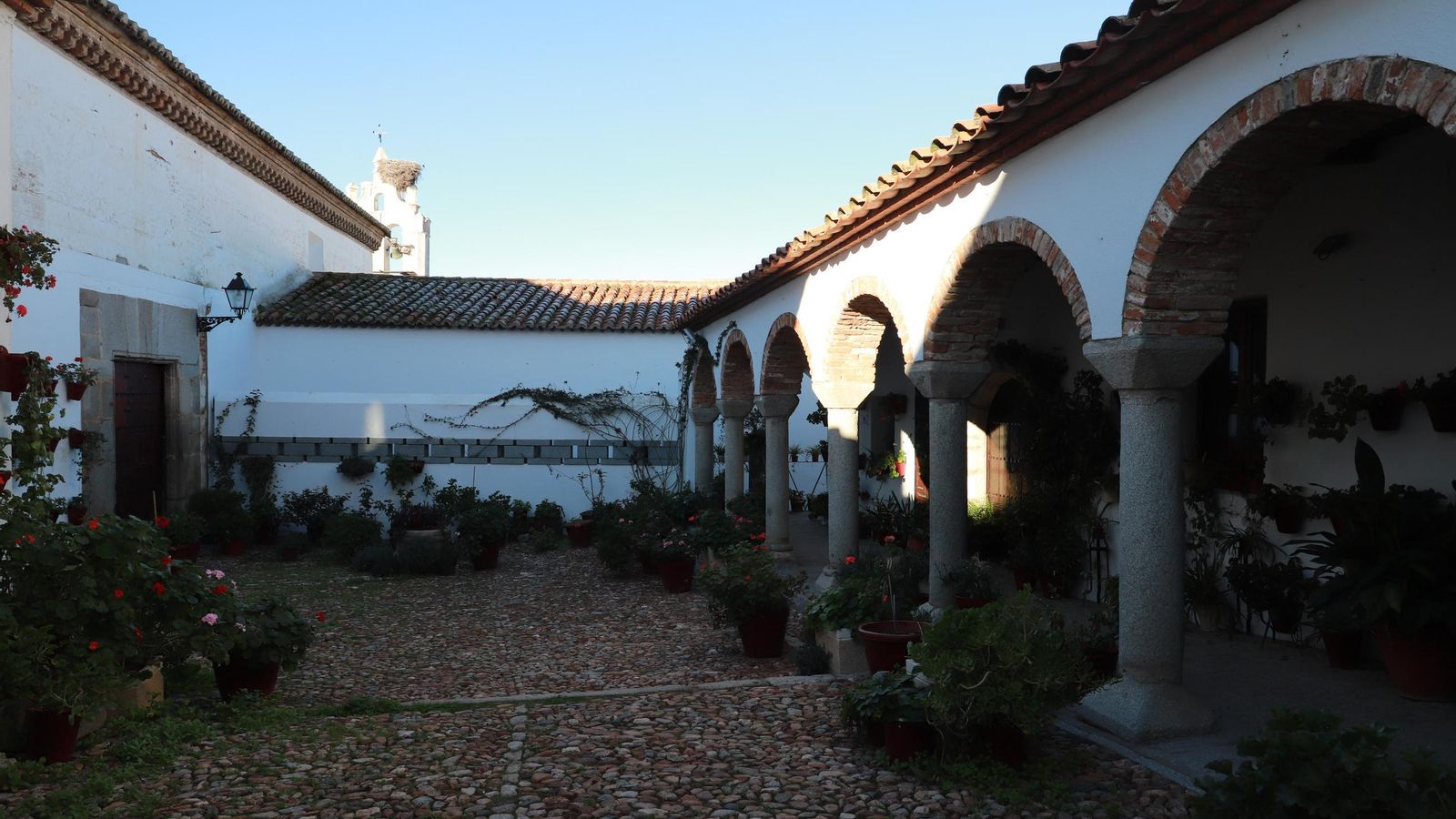 Arcadas en el patio de acceso al convento de Pedroche. Arcadas en el patio de acceso al convento de Pedroche.
