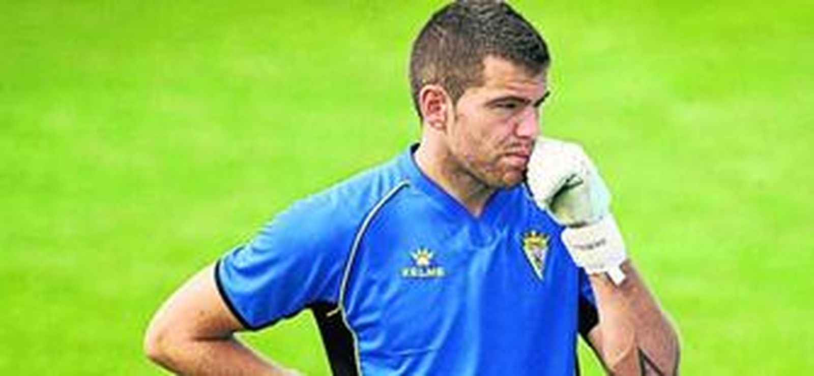 Dani Miguélez se lleva la mano izquierda a la cara mostrando un gesto pensativo durante una sesión de entrenamiento.